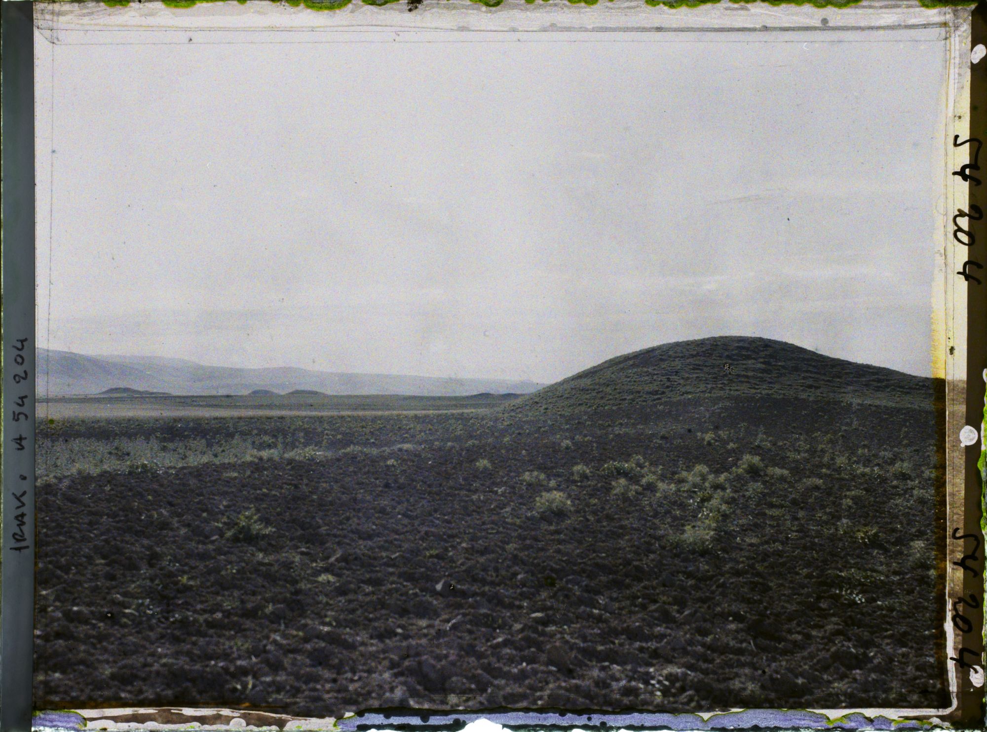 Image représentant Le grand tell (colline artificielle de ruines) de la capitale de Sargon II (722-705 av. J.-C.)