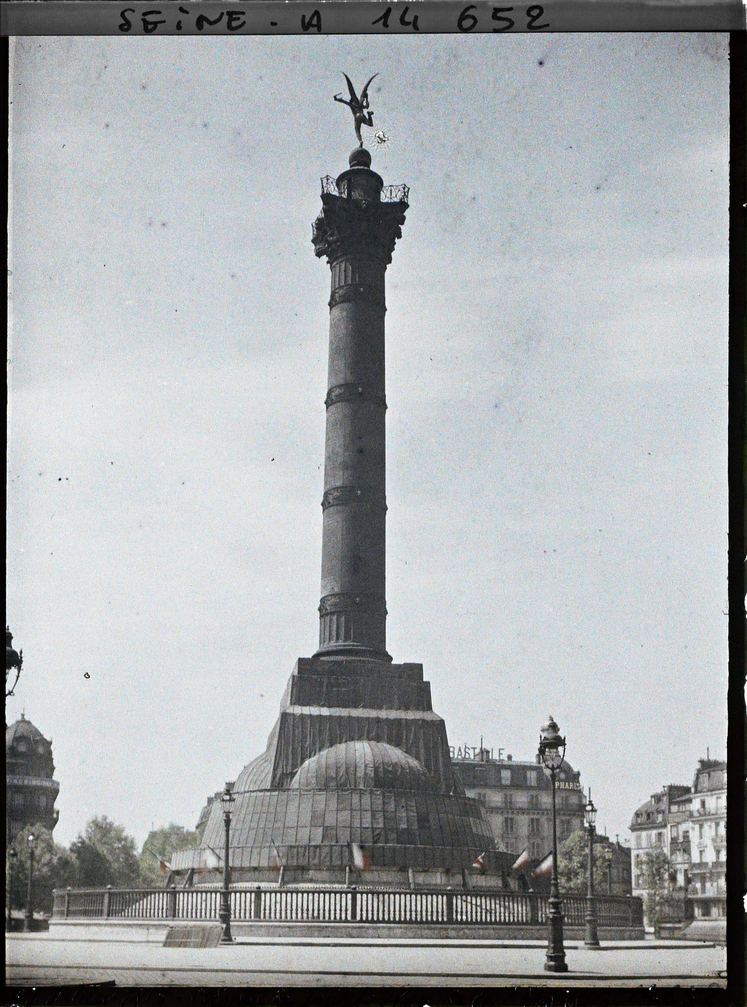 Image représentant Colonne de Juillet protégée contre les bombardements, place de la Bastille