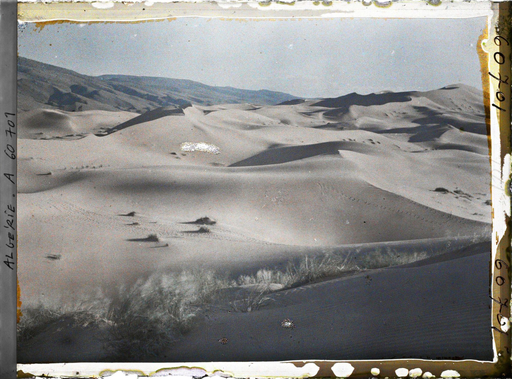 Image représentant La grande dune le soir, avec au fond le Djebel Mekter