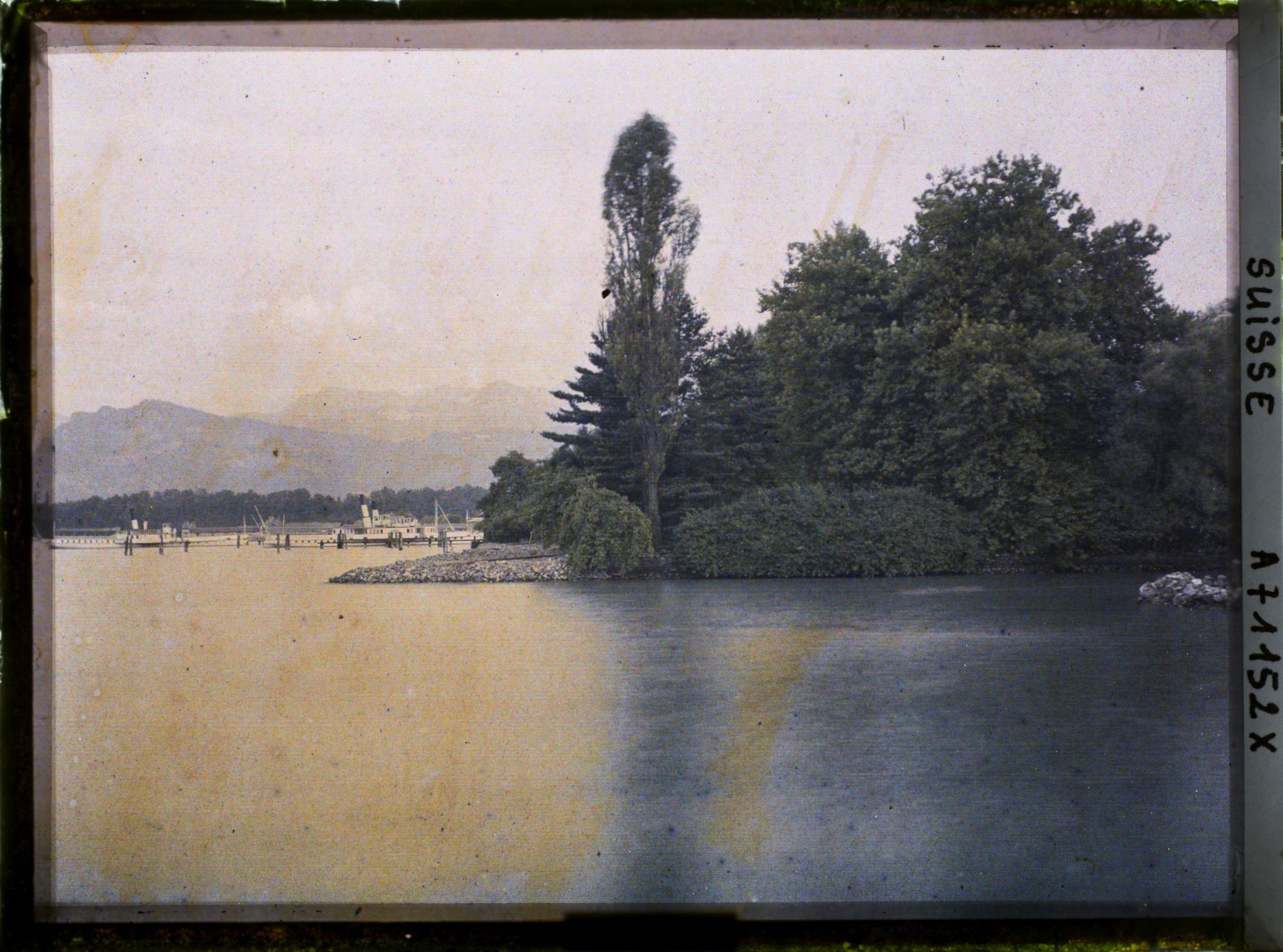 Image représentant Plusieurs bateaux sur le lac des Quatre-Cantons
