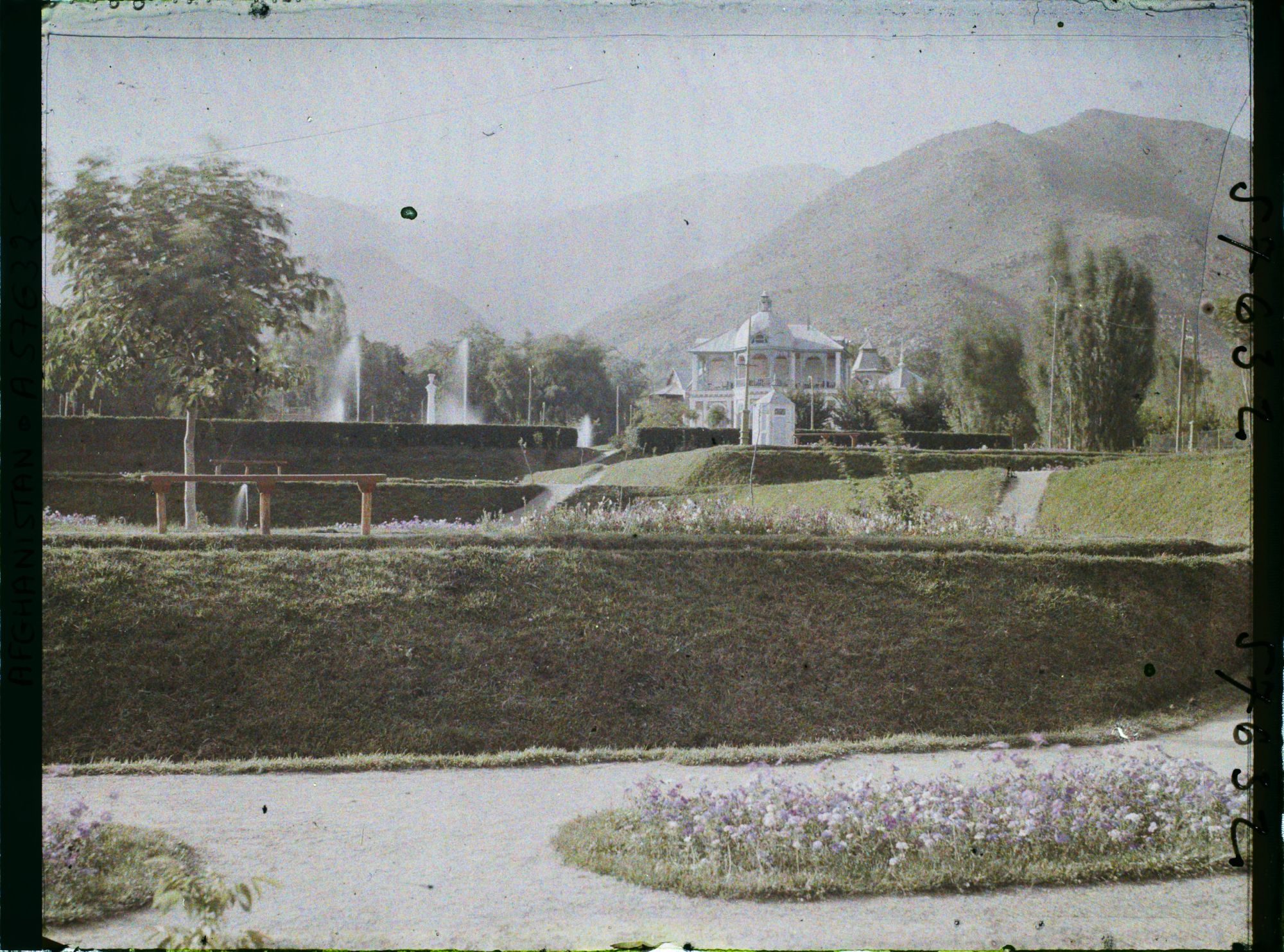 Image représentant Afghanistan, Paghman, Jardin Public - Un coin du jardin