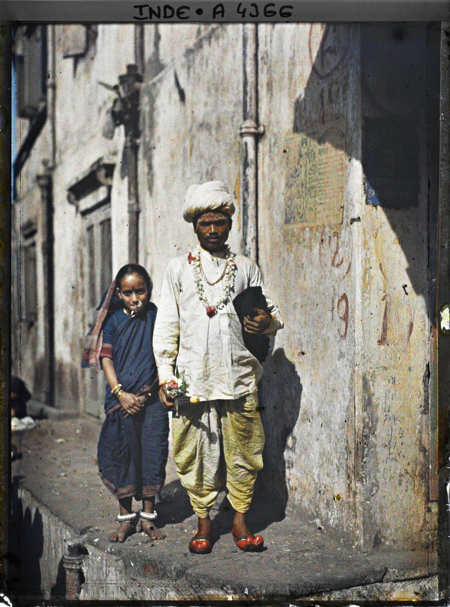 Image représentant Un brahmane et une fillette dans une rue