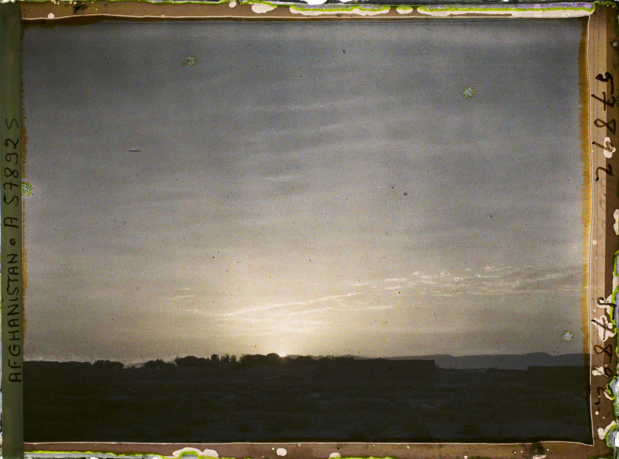 Image représentant Lever de soleil sur le plateau et le village