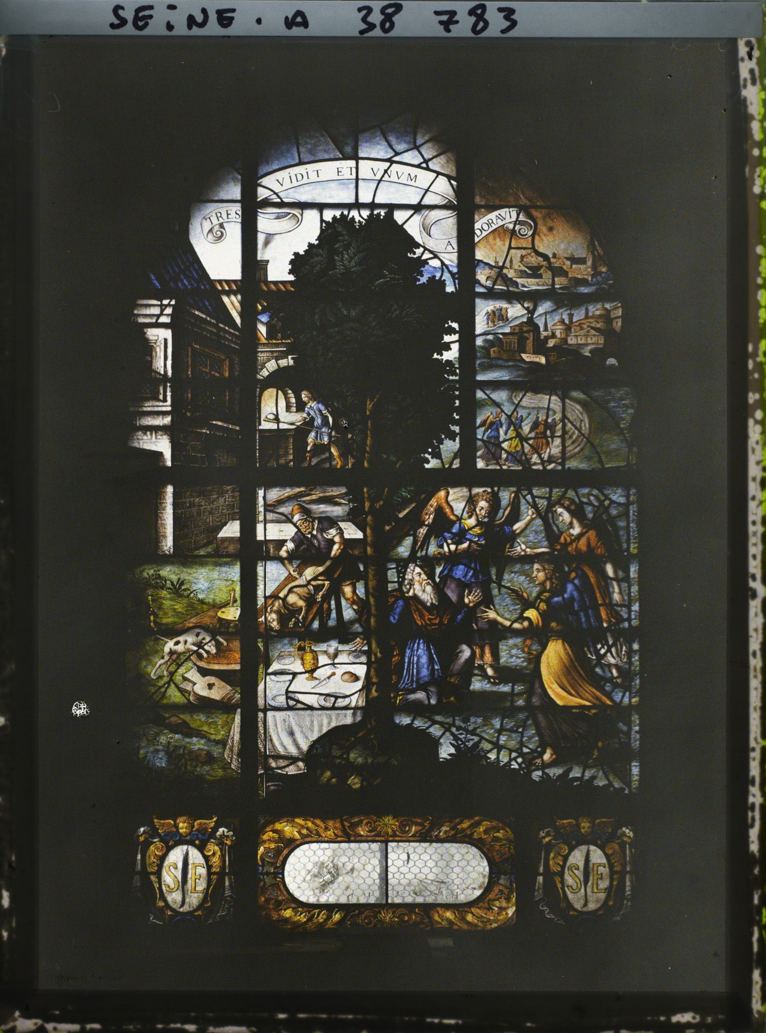 Image représentant Intérieur de l'église Saint-Etienne-du-Mont, un vitrail du cloître