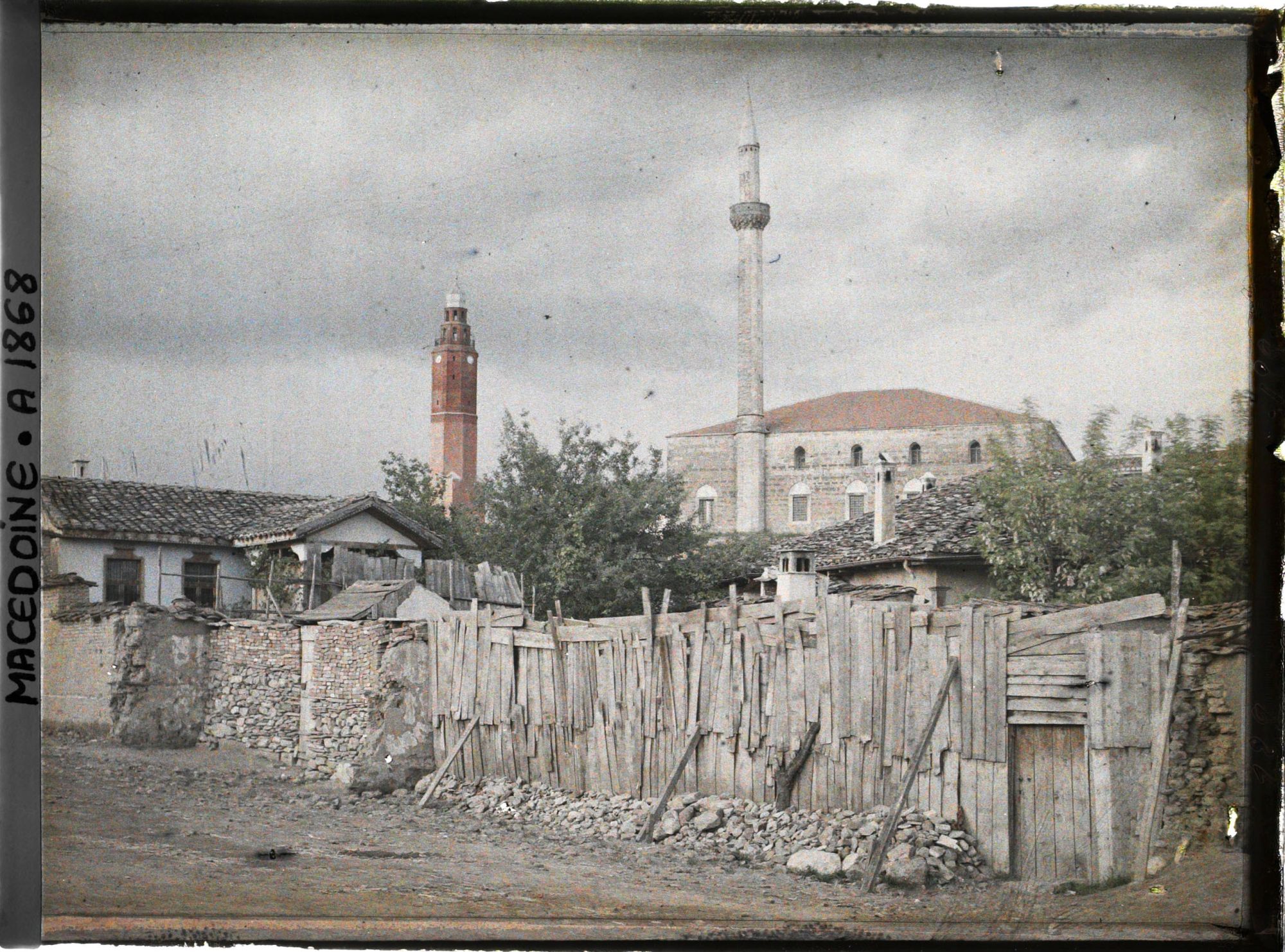 Image représentant La tour rouge et la mosquée