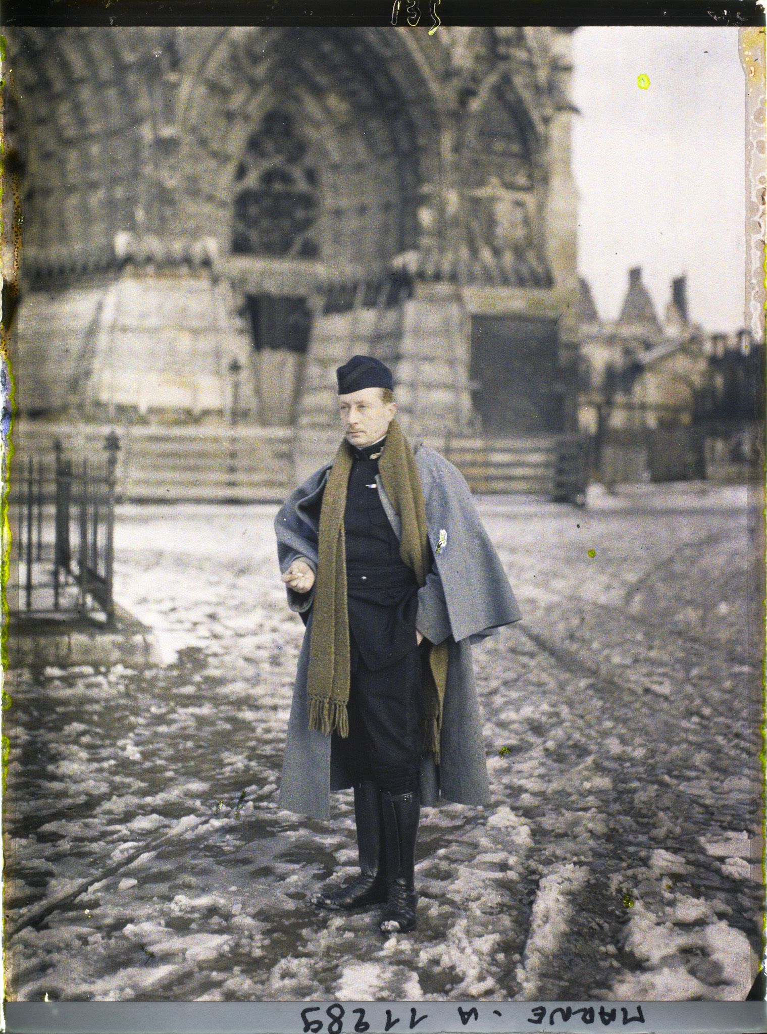 Image représentant Portrait du Sous-préfet, Jacques Regner, sur le parvis de la cathédrale