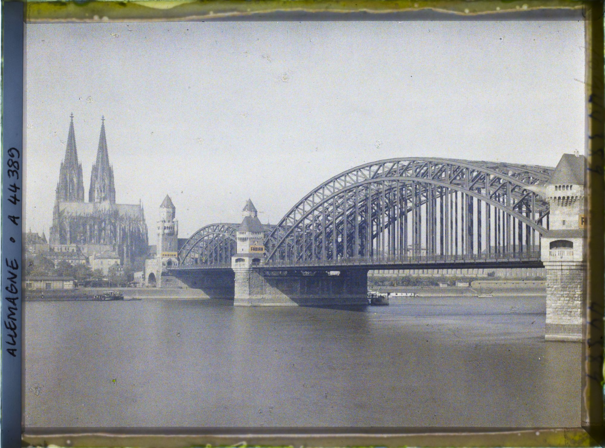 Image représentant Vue d'ensemble du grand Pont avec la cathédrale à l'arrière-plan