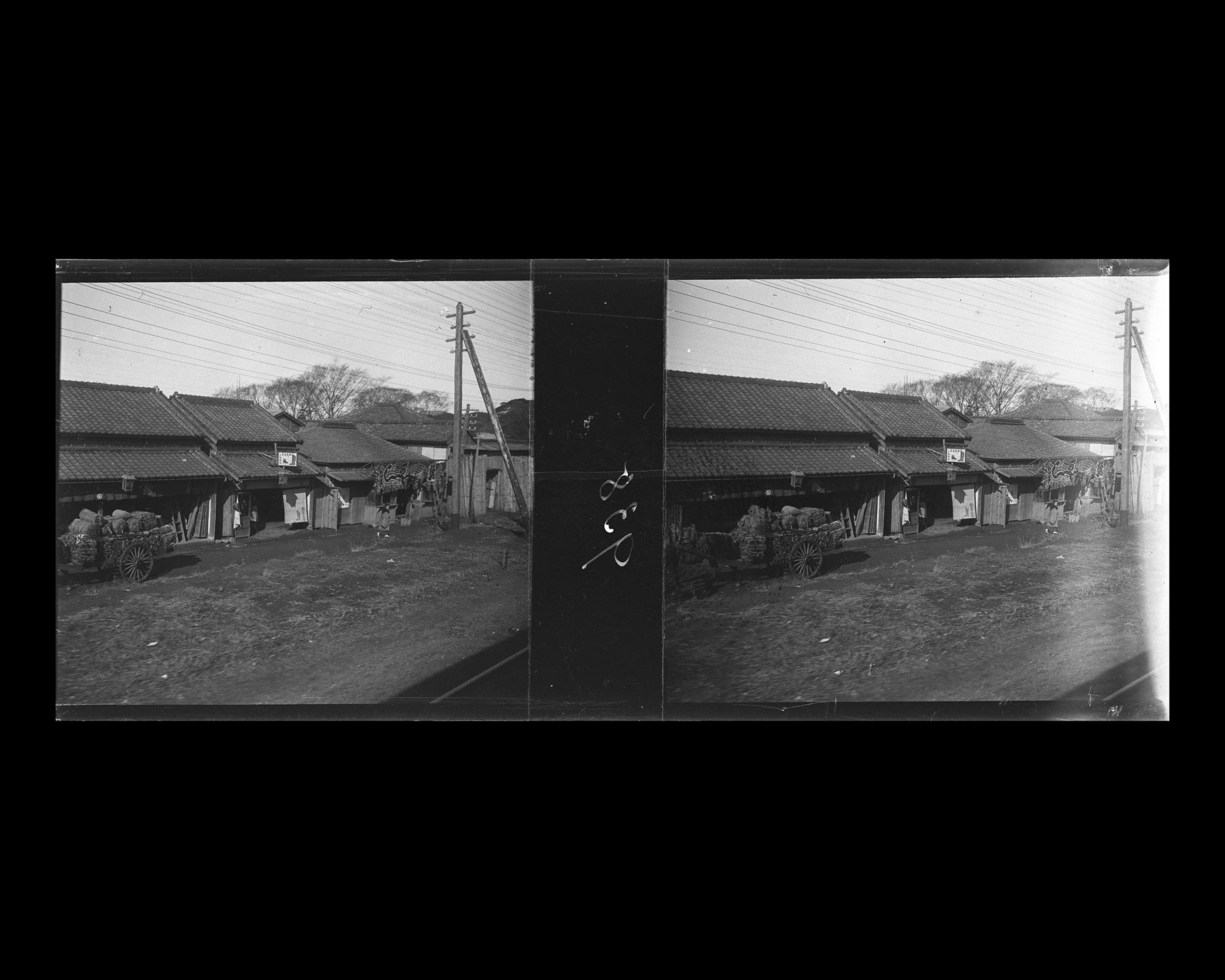 Image représentant Scène de rue dans un quartier d'habitation pris du train