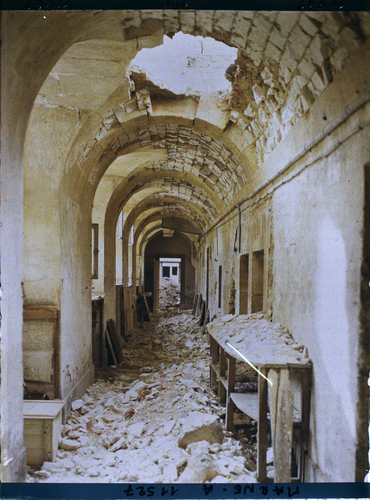 Image représentant Un couloir en ruine de l'ancien archevêché, aujourd'hui palais du Tau