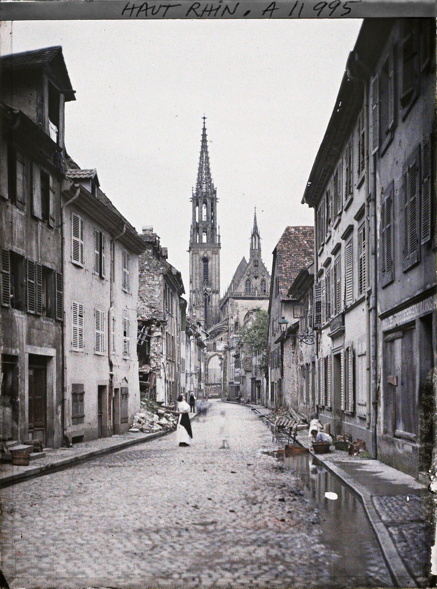 Image représentant Une rue au passage d'un avion