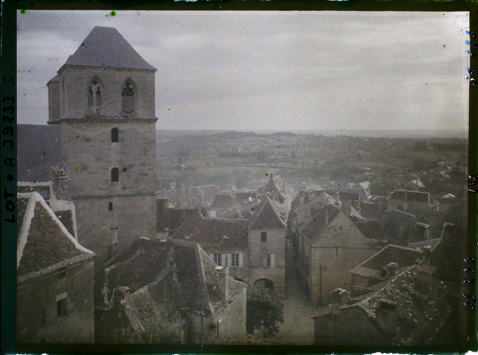 Image représentant France, Gourdon (Lot), La ville vue de l'ancien Château, les tours de l'Eglise St Pierre