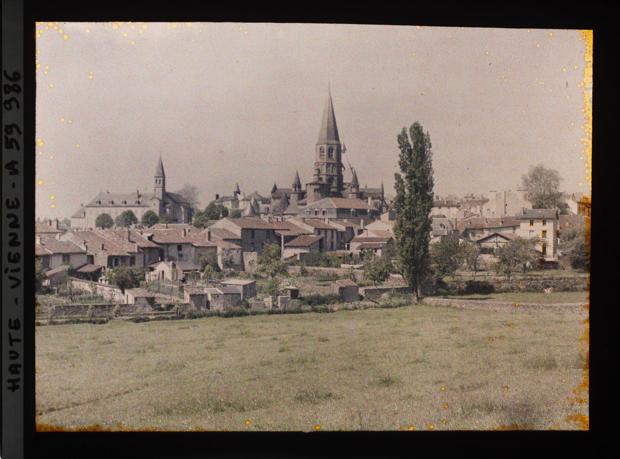 Image représentant Vue de la ville avec la collégiale Saint-Pierre
