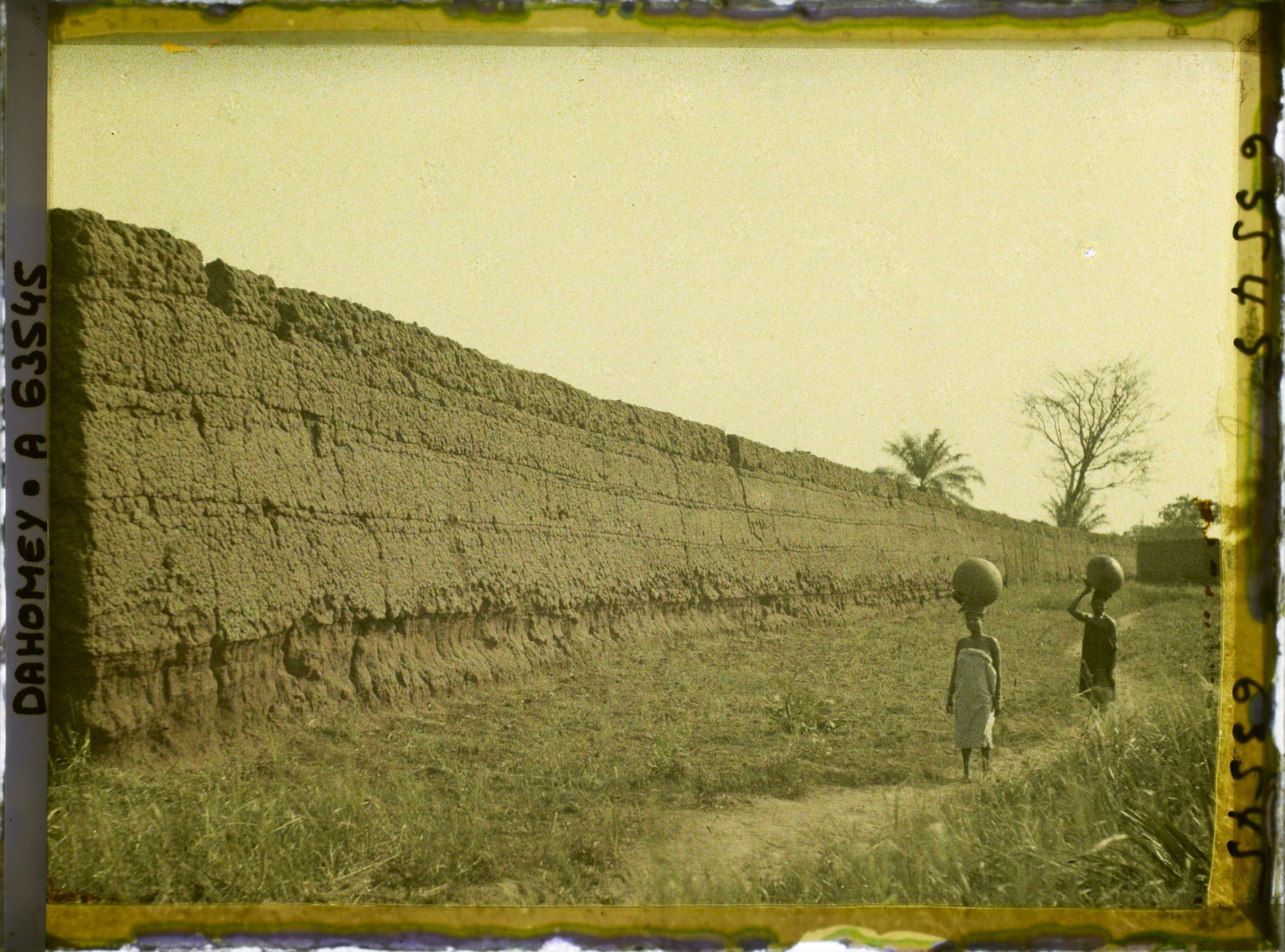 Image représentant Mur d'enceinte du palais privé (tata) de  null Guézo