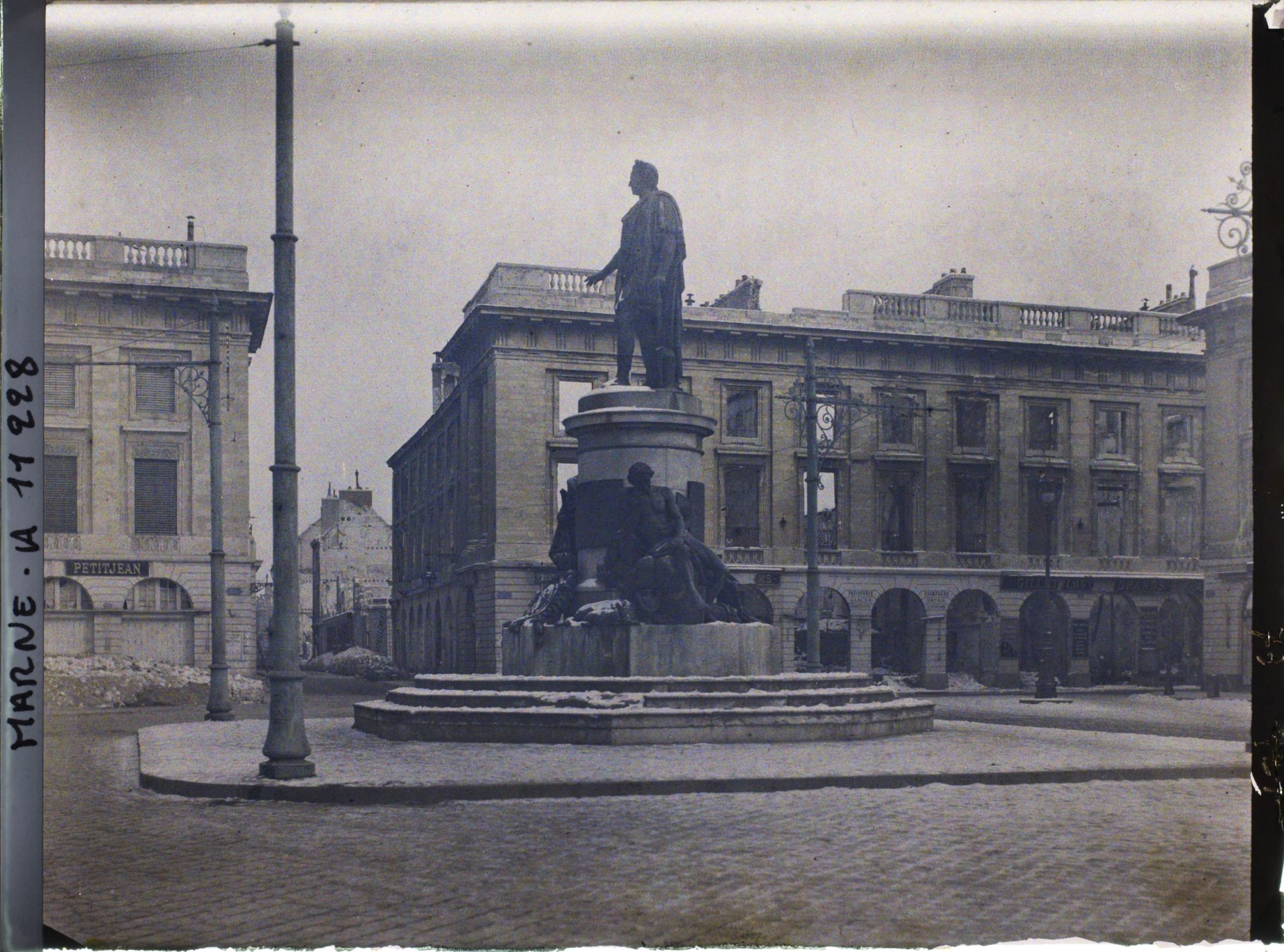 Image représentant La place Royale en ruine avec en son centre la statue de Louis XV