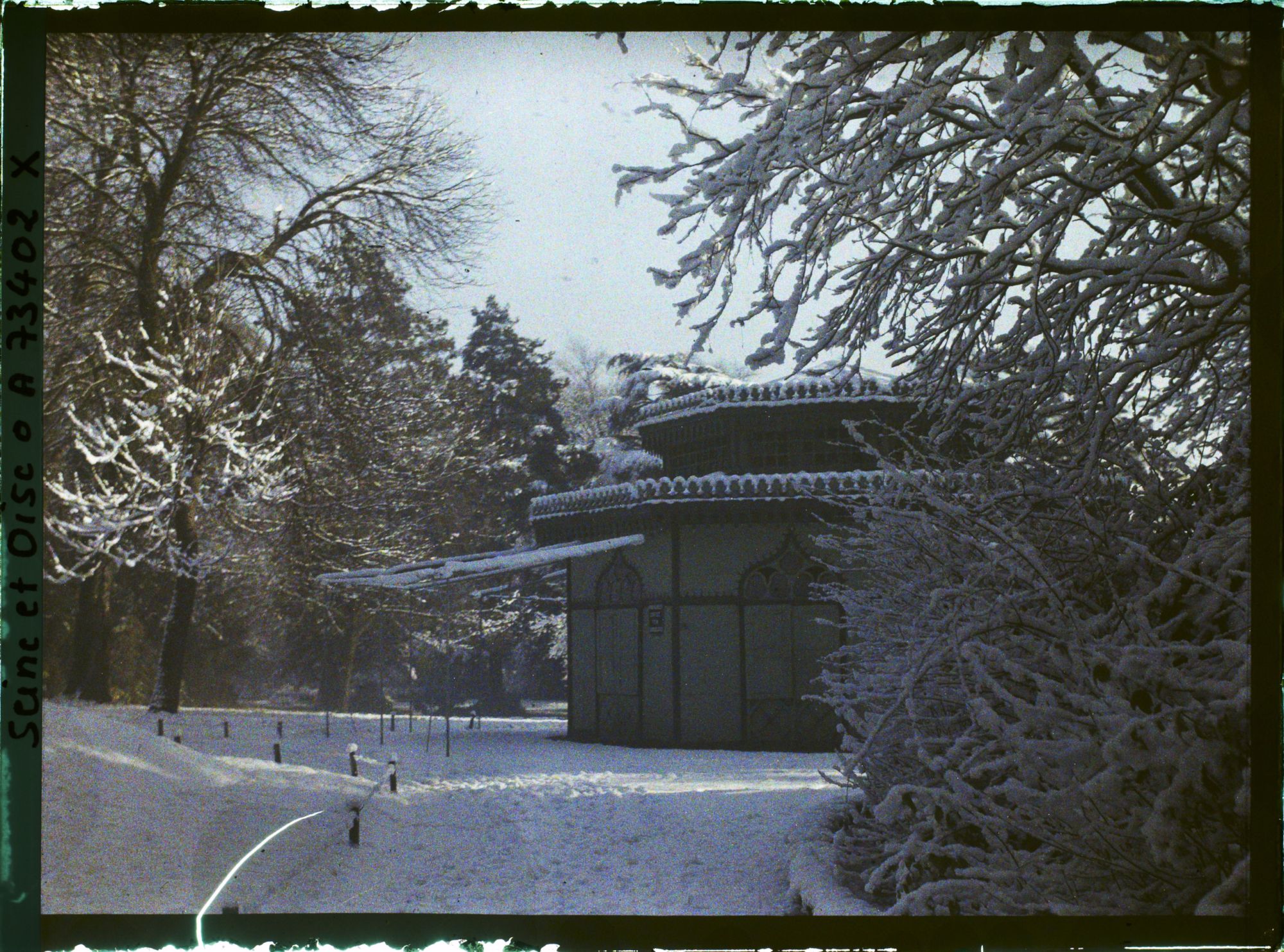 Image représentant Un kiosque dans le jardin du Trocadéo enneigé