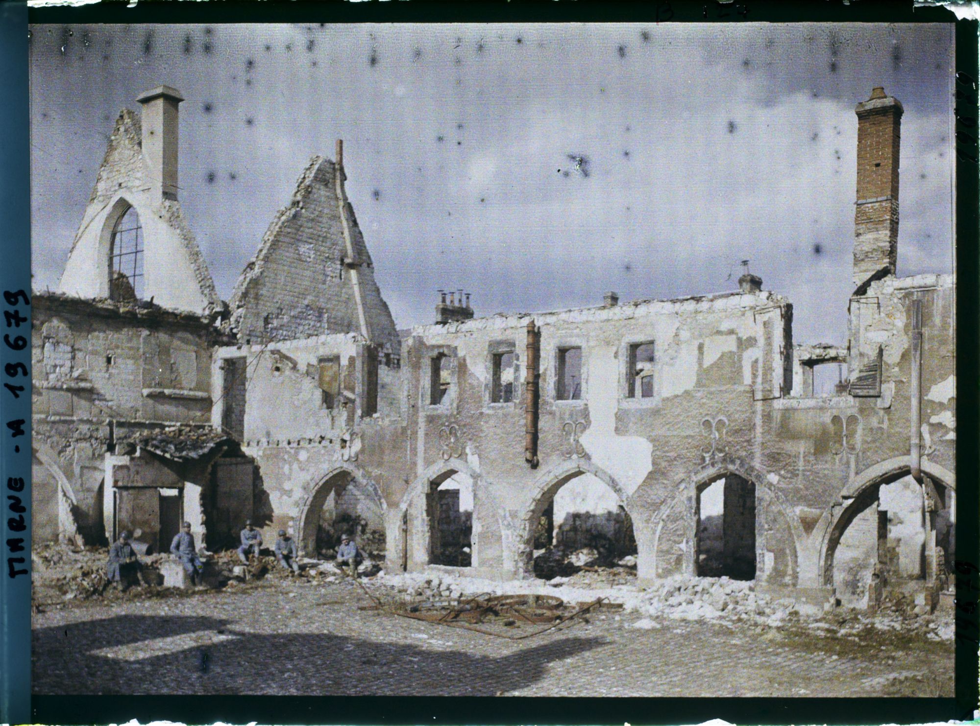 Image représentant France, Reims, Militaires dans le Couvent des Cordeliers.