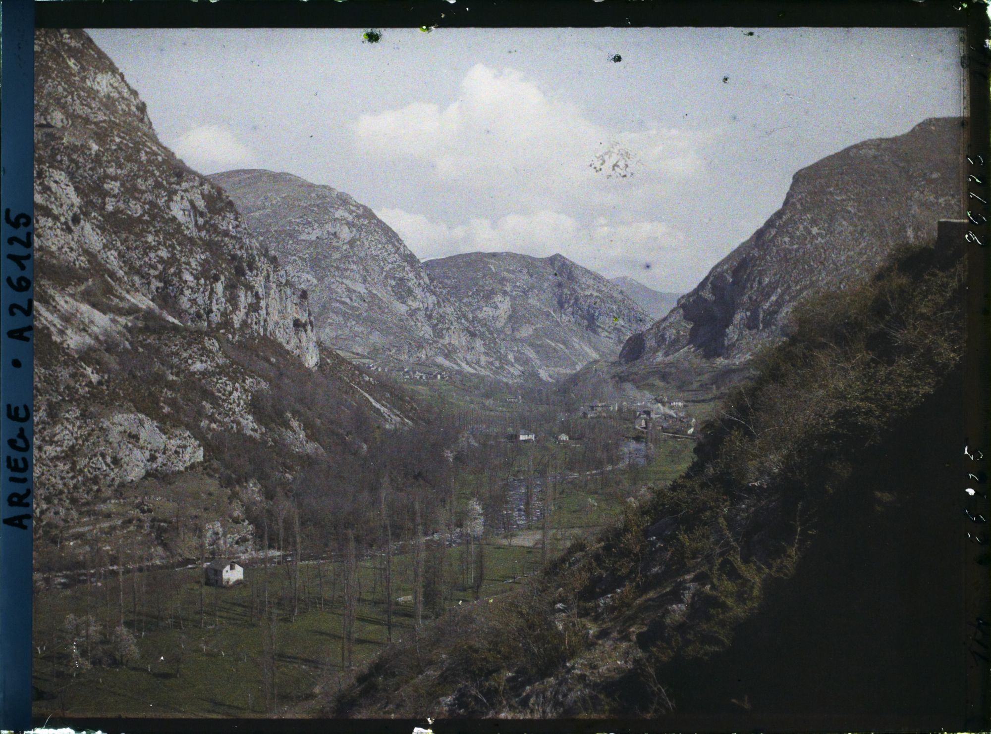Image représentant La vallée du Vicdessos vers l'aval et le village; vue prise du château de Miglos
