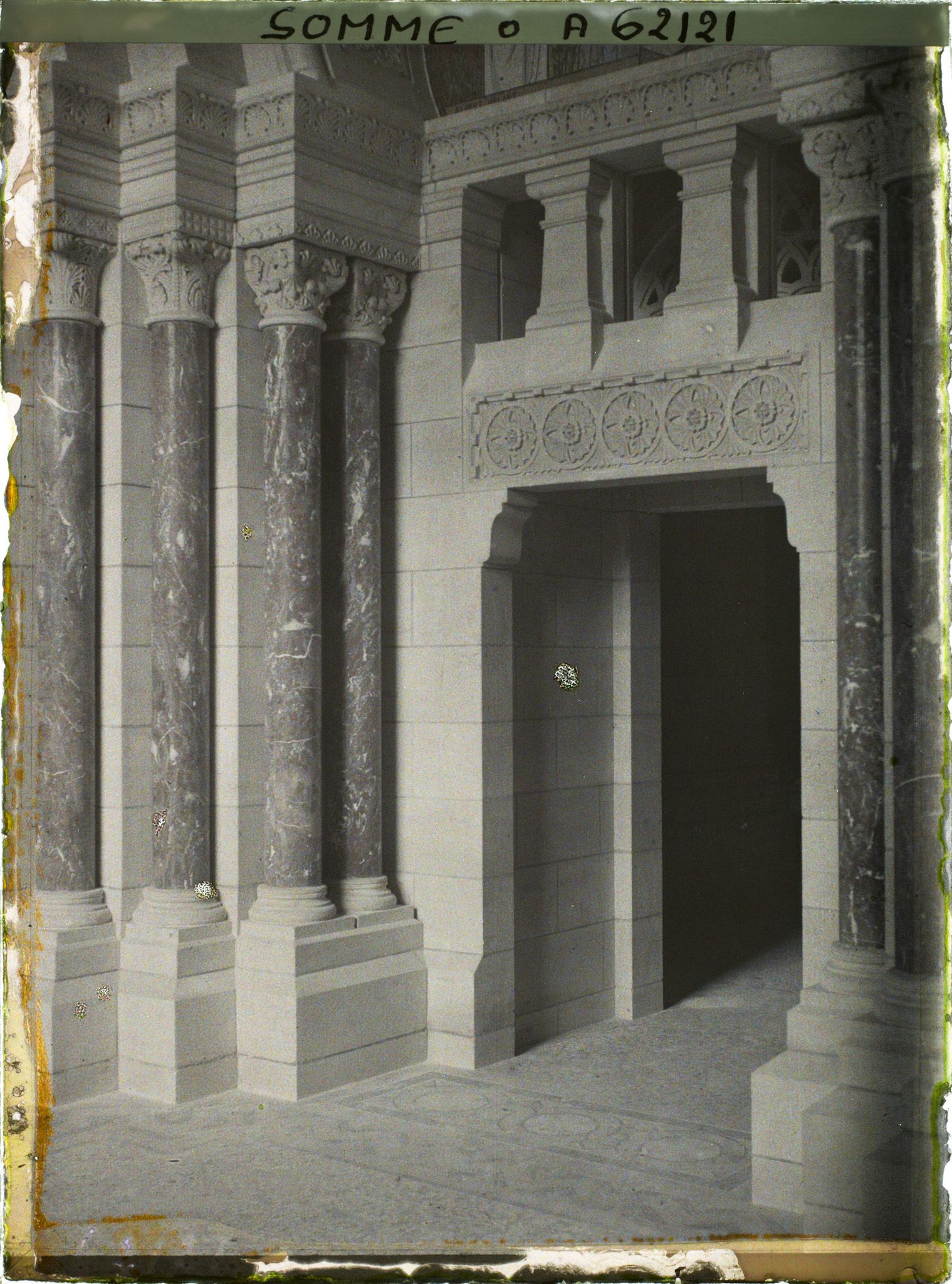 Image représentant Somme, Albert, Porte d'Entrée de la Basilique (Porte latérale)