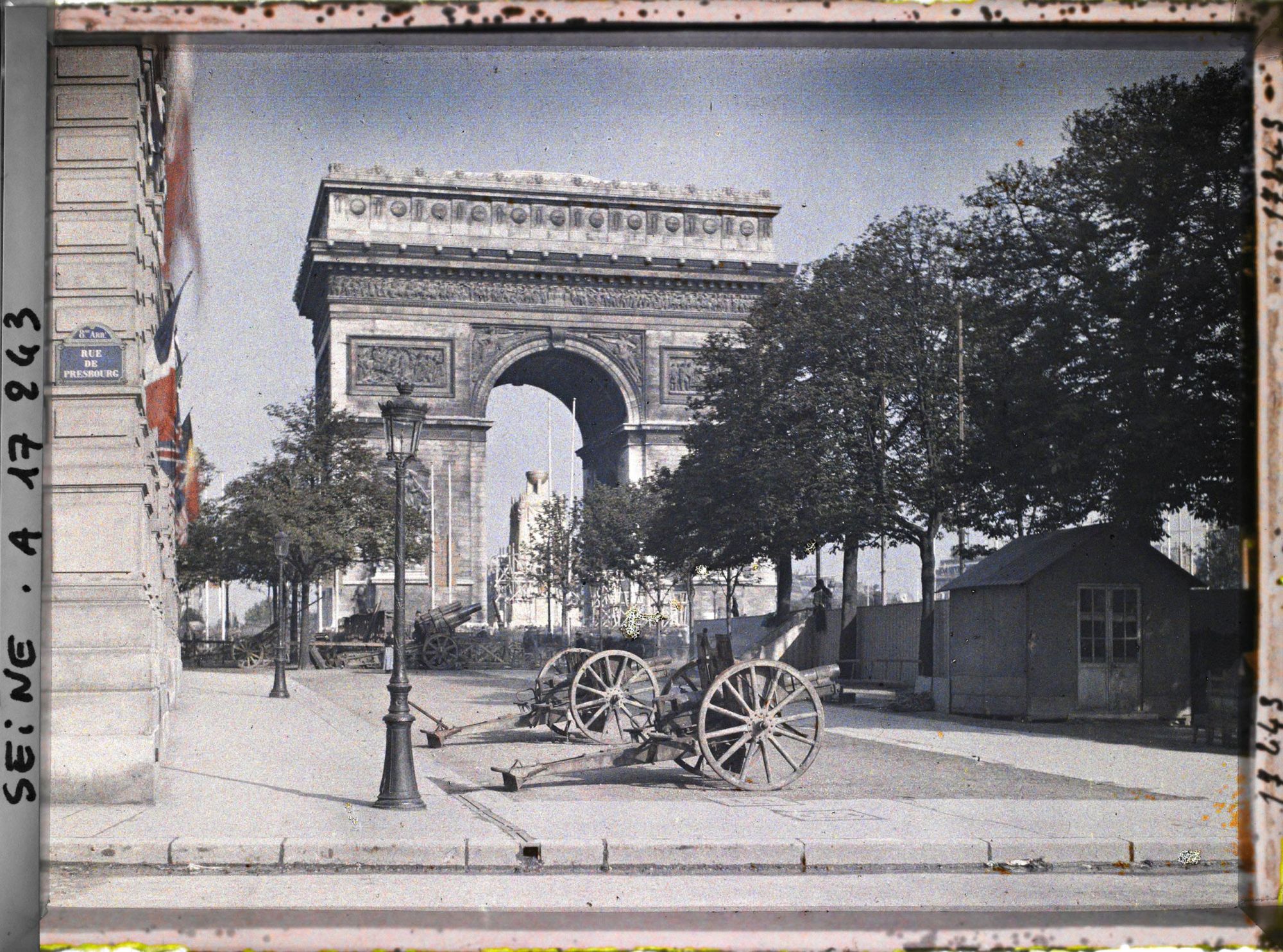 Image représentant Décorations pour les fêtes de la Victoire des 13 et 14 juillet sur les Champs-Elysées et cénotaphe sous l'Arc de Triomphe