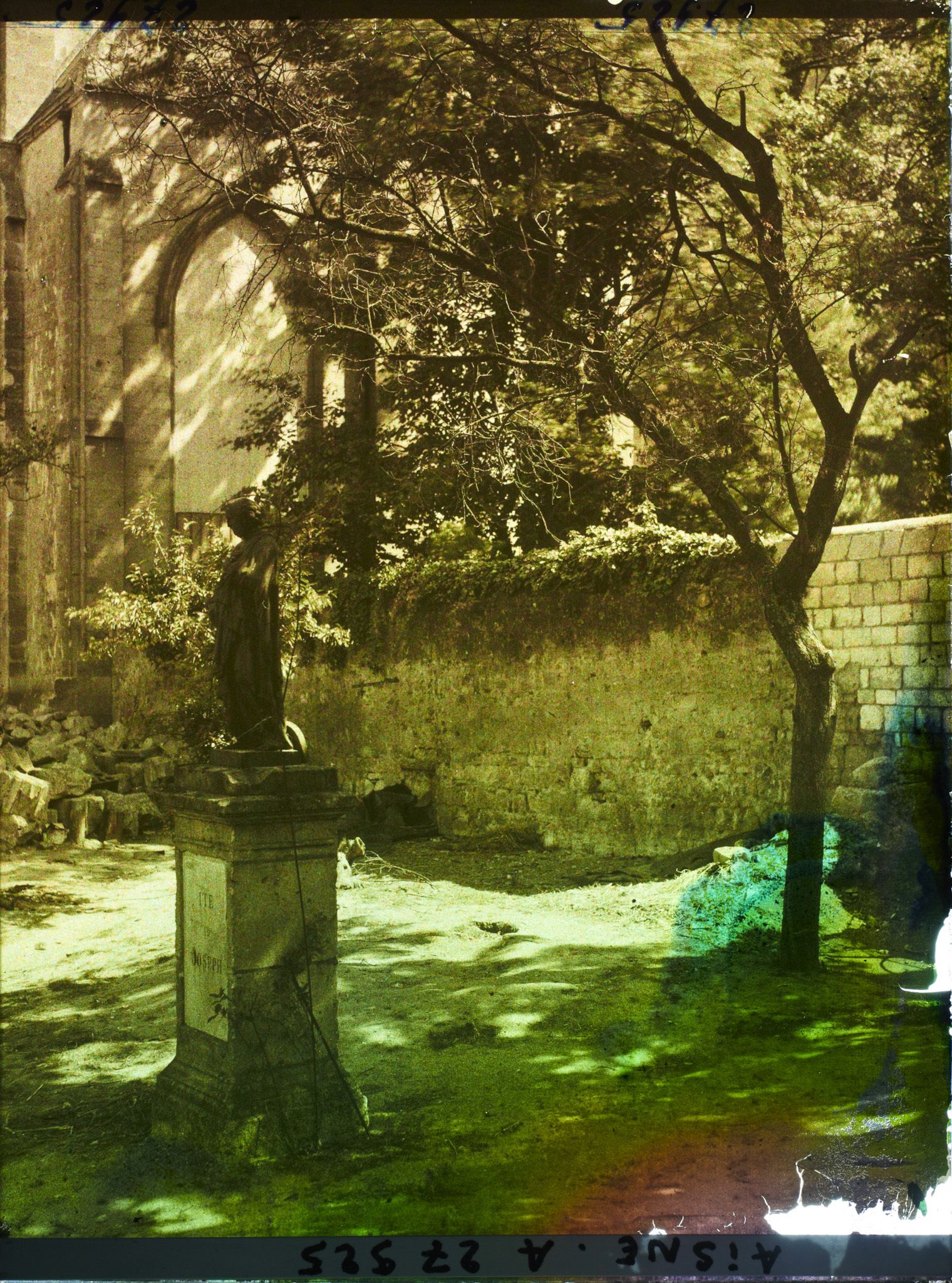 Image représentant France, Soissons, Cour de l'Evêcké et Statue de St Joseph