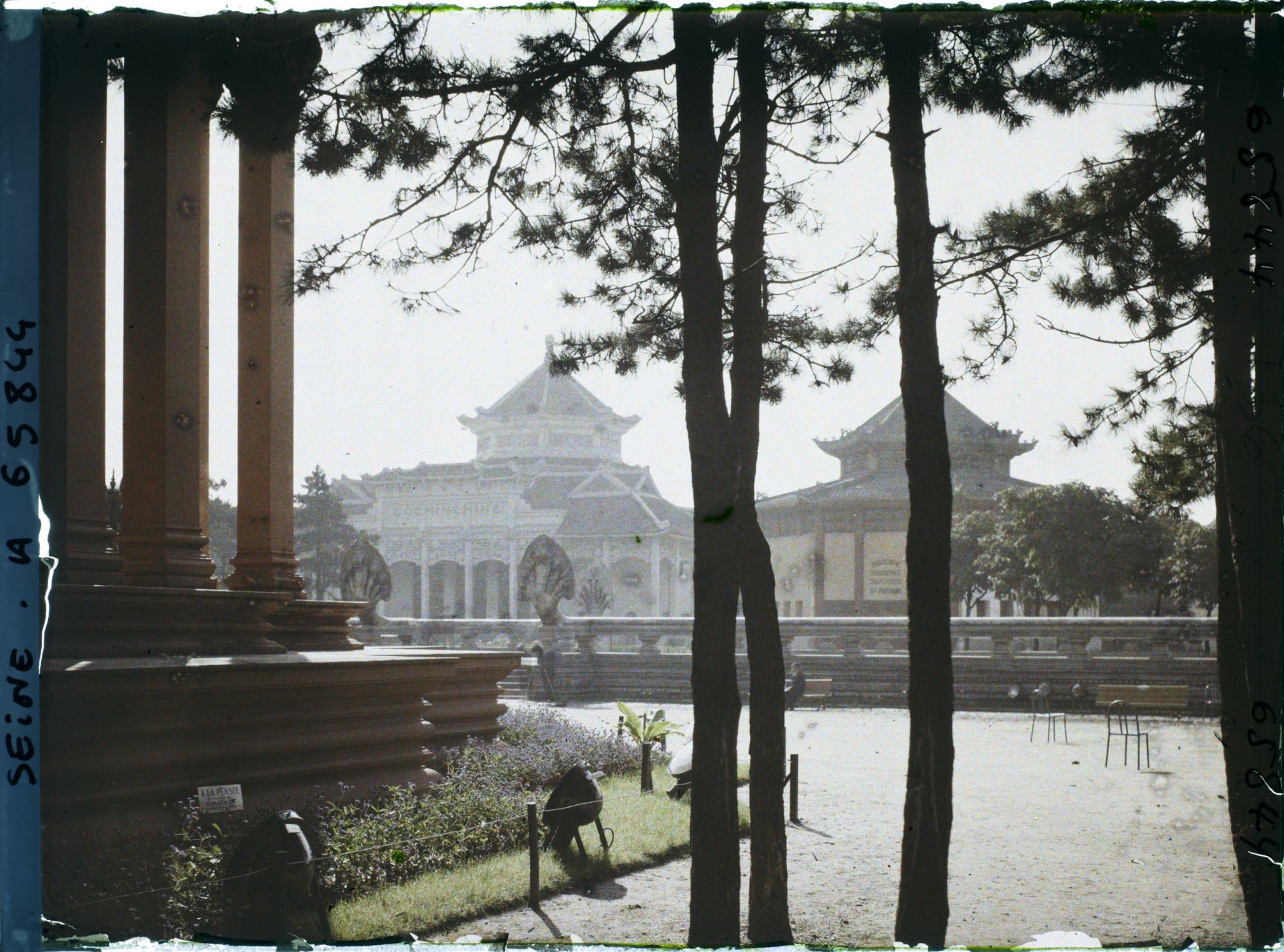 Image représentant L'Exposition Coloniale Internationale de 1931, le pavillon de la Cochinchine et le diorama, section de l'Indochine, à contre-jour