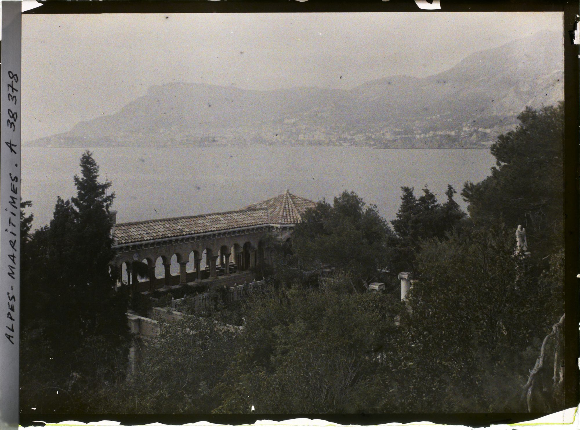 Image représentant Partie de la grande galerie et zone basse du jardin de la villa Cypris, vue en direction de Monaco