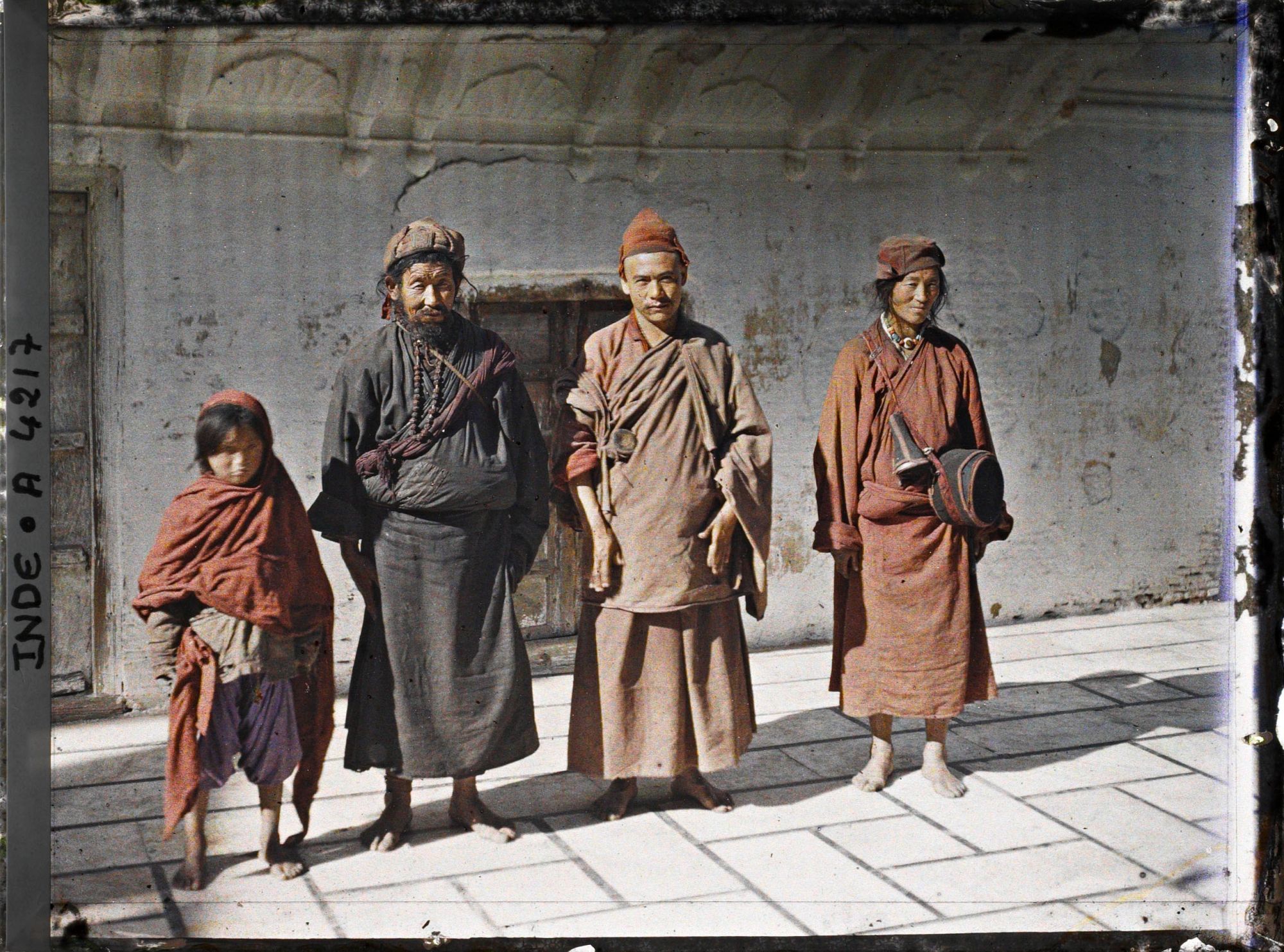 Image représentant Groupe de Tibétains près du temple d'or