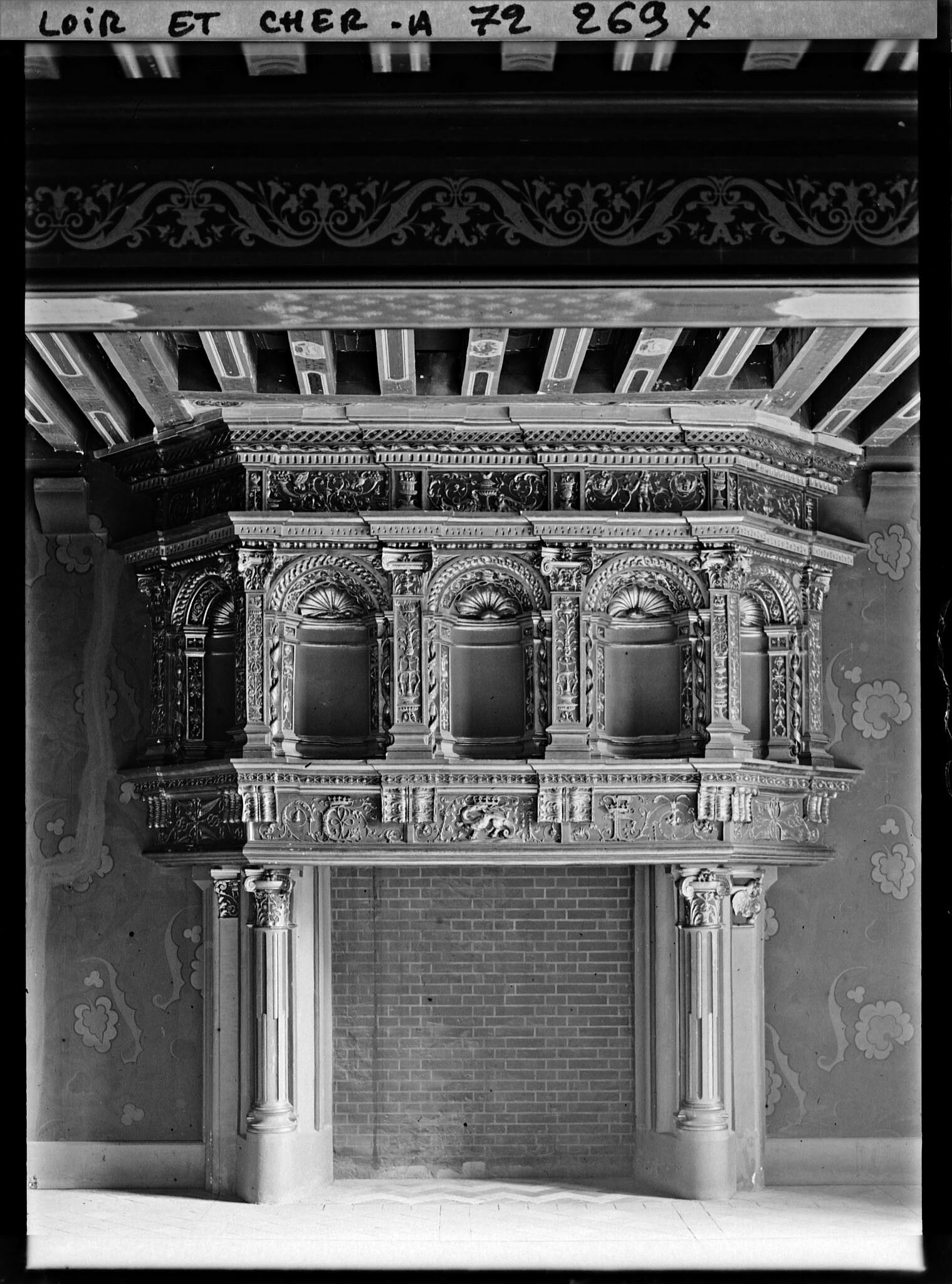 Image représentant La cheminée du salon d'Honneur, dans les appartements royaux de l'aile François 1er du château