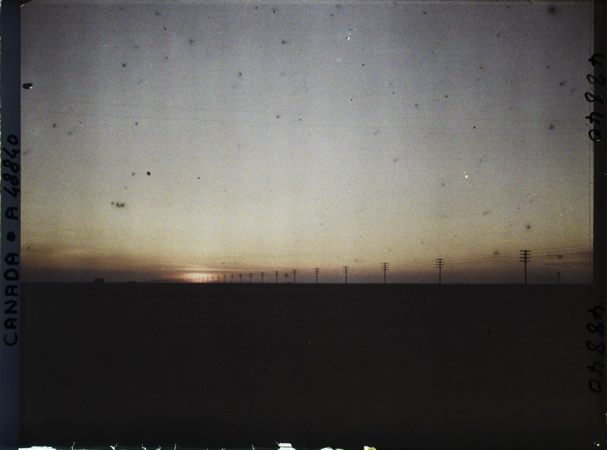 Image représentant Canada, Elie, Coucher de Soleil sur la plaine cultivée, à l'horizon, une ferme
