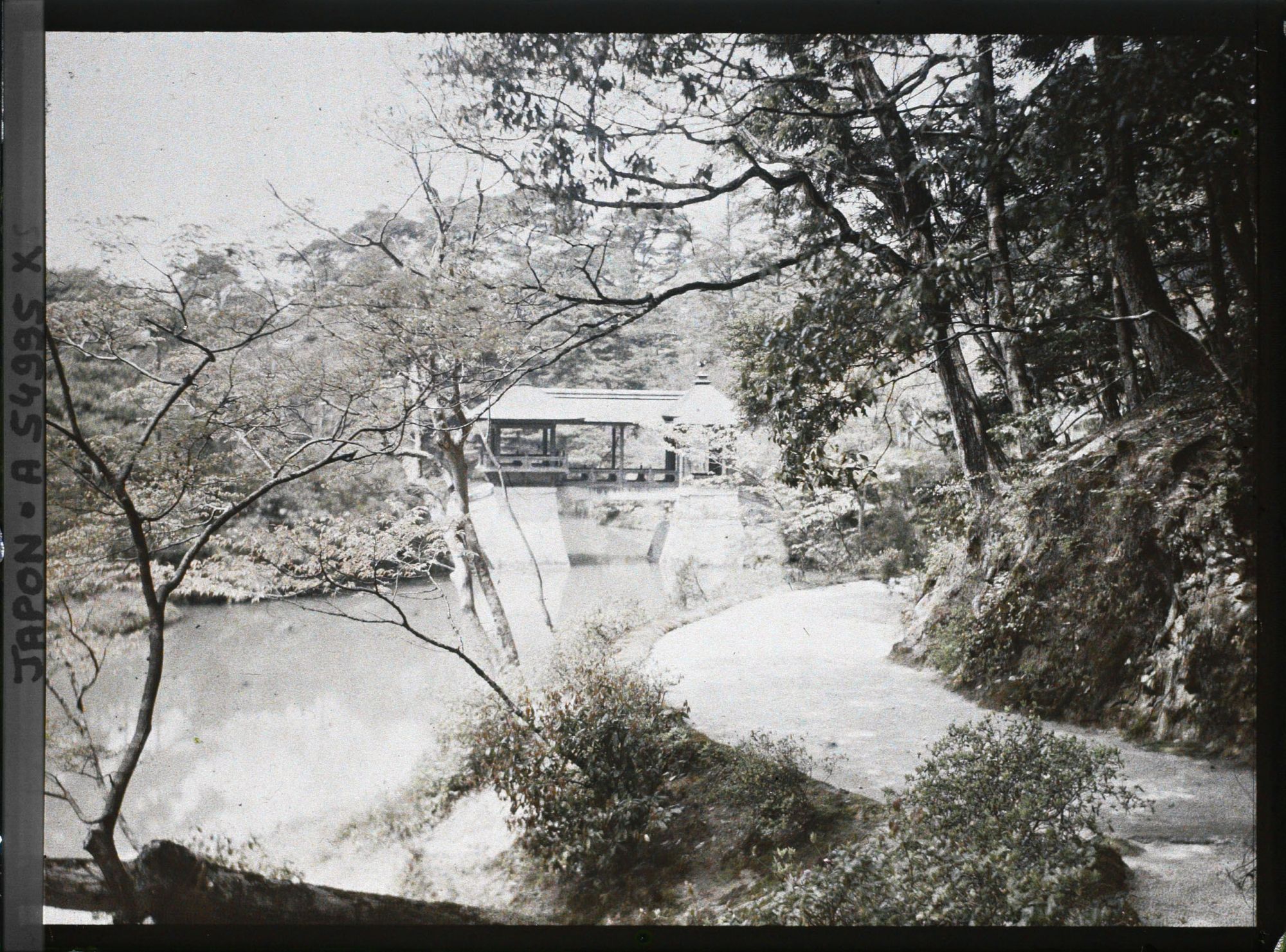 Image représentant Les jardins de la villa impériale Shugakuin Rikyû : l'étang Yokuryu et le pont Chitose-bashi (Pont de Mille Ans)