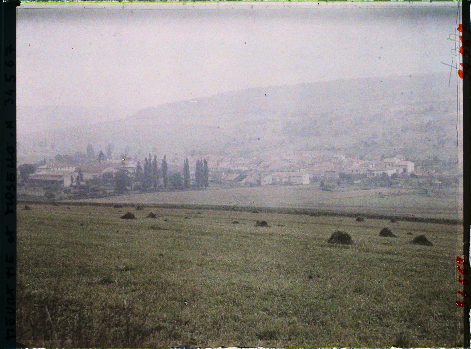 Image représentant France, Villers-sous-Premy, Panorama du Village dans la brume