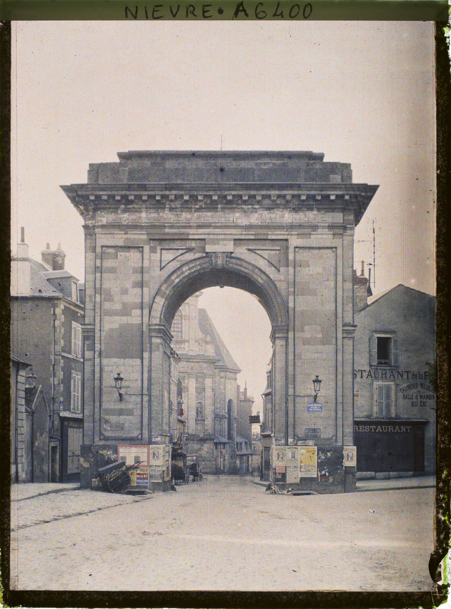 Image représentant La Porte de Paris et l'église Saint-Pierre
