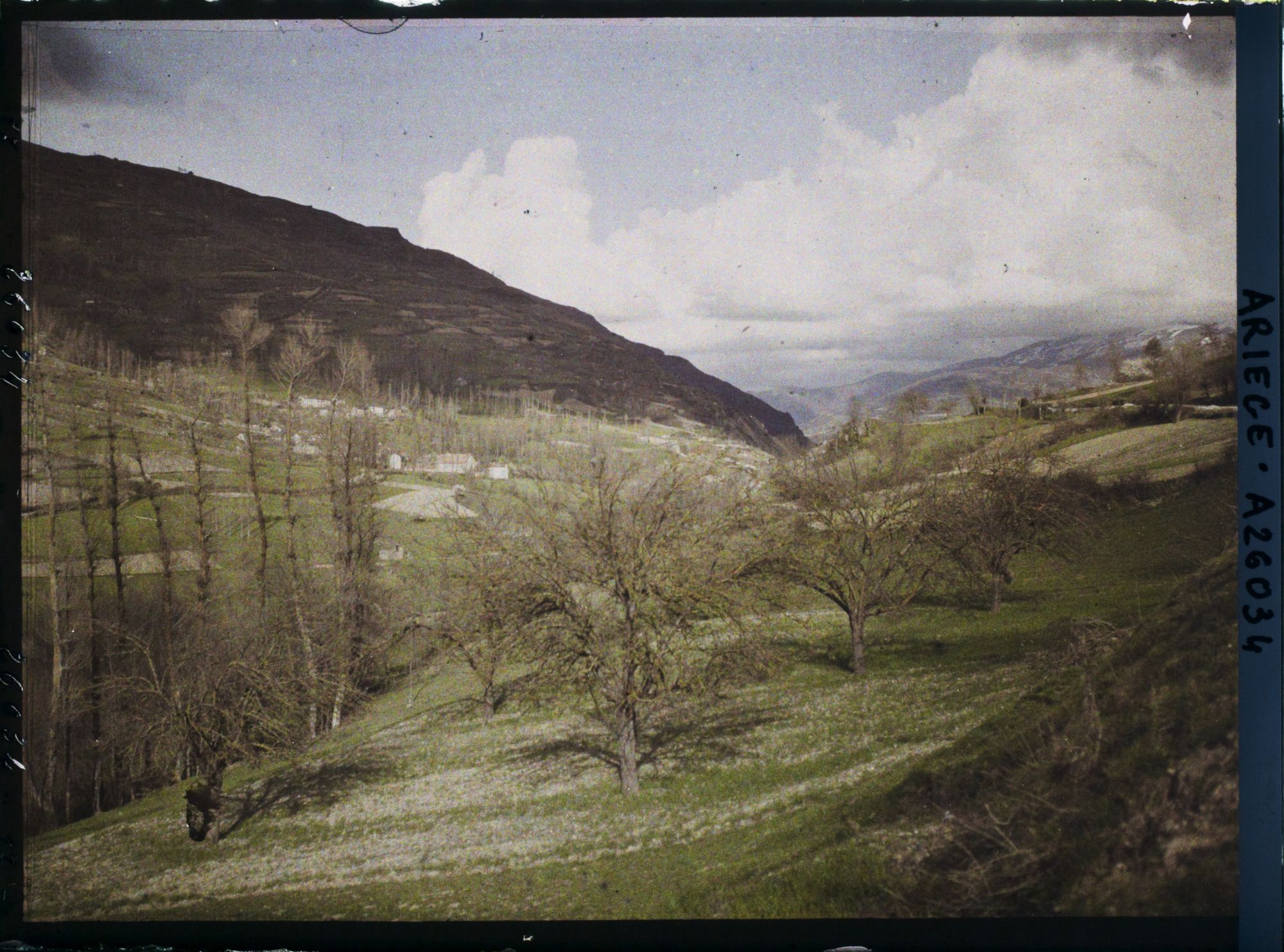 Image représentant La petite vallée et affluent de l'Ariège avec beaux nuages