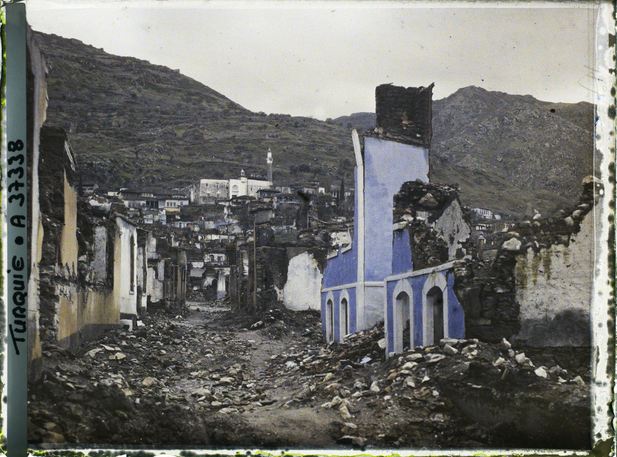 Image représentant Une rue des quartiers ouest en ruines