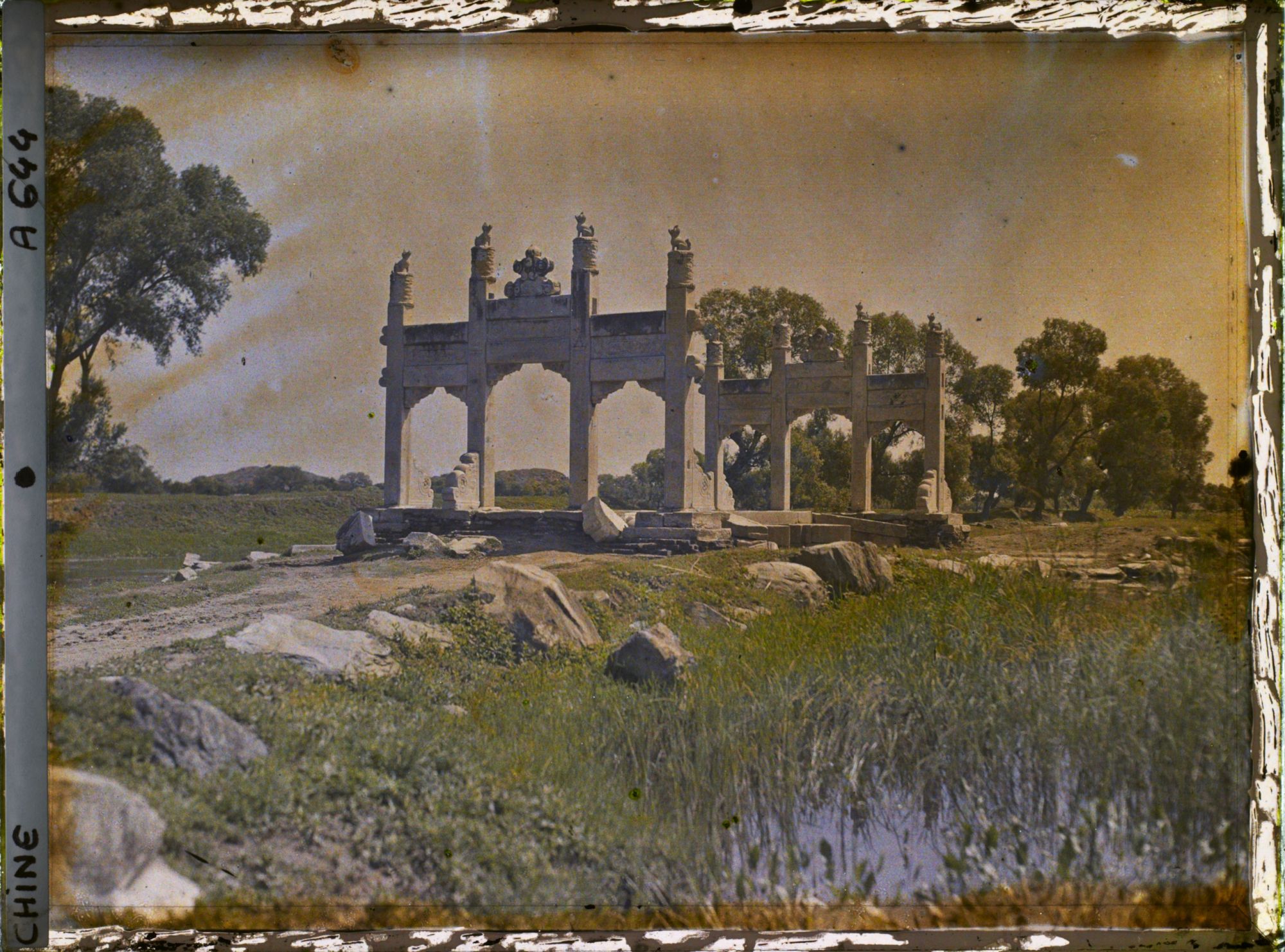 Image représentant À l'extérieur de l'enceinte du Jingmingyuan (" jardin de la Clarté Sereine ")