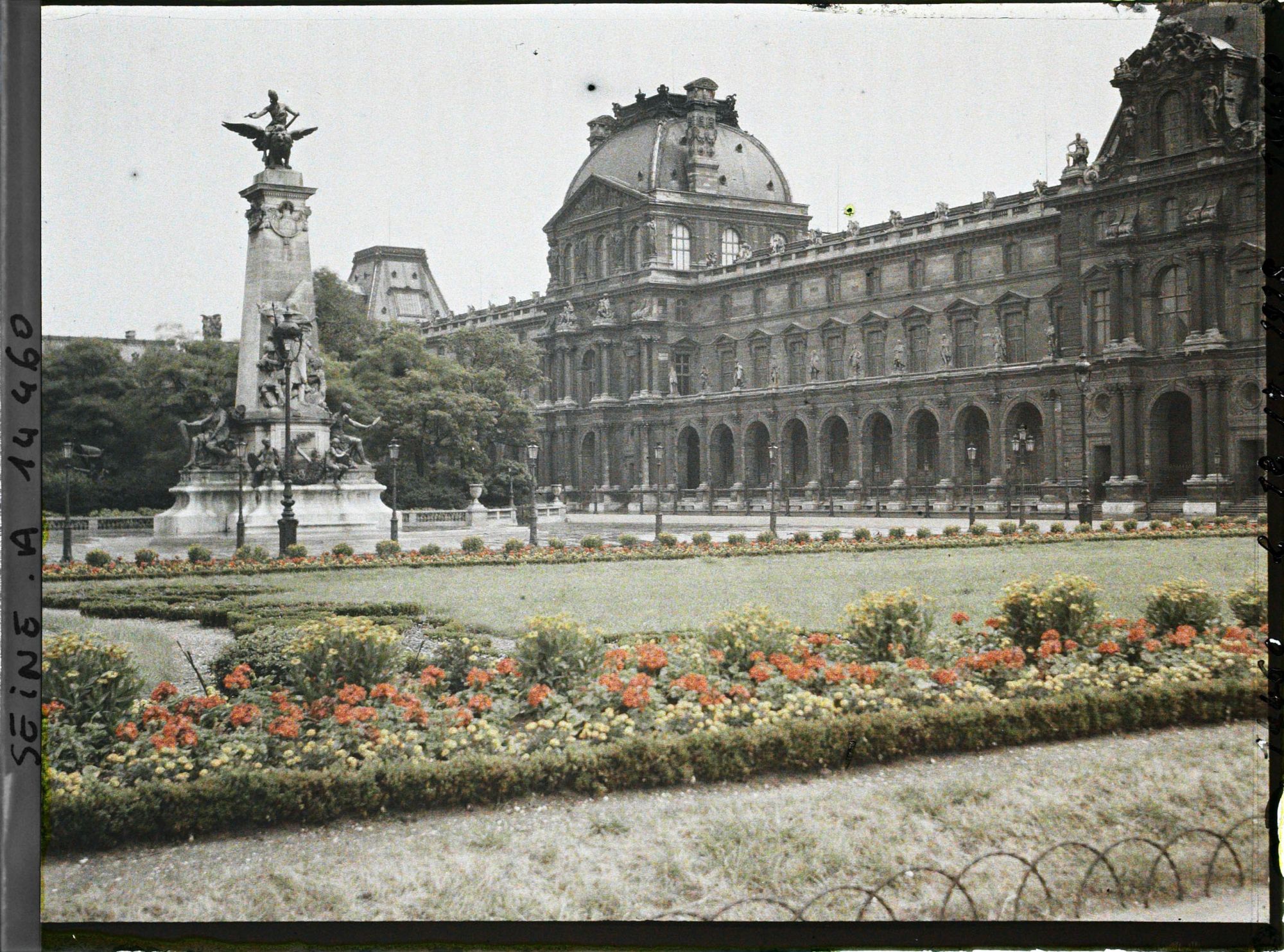 Image représentant Aile Denon du Palais du Louvre depuis la place du Carrousel