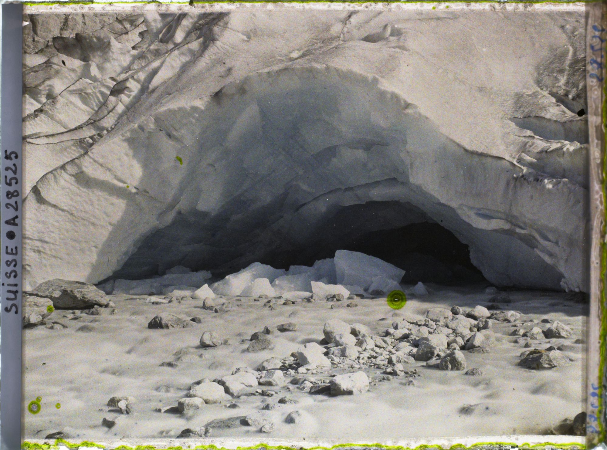 Image représentant Le Rhône à la sortie du glacier du Rhône
