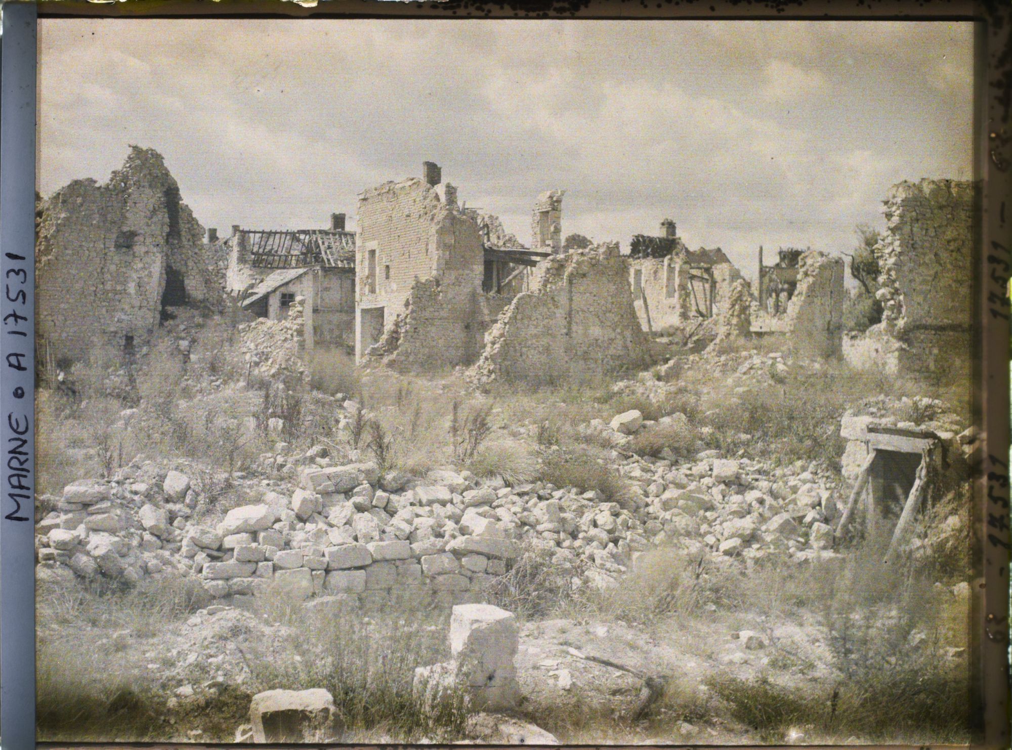 Image représentant France, Cormicy, Un Coin de la Place de l'Eglise