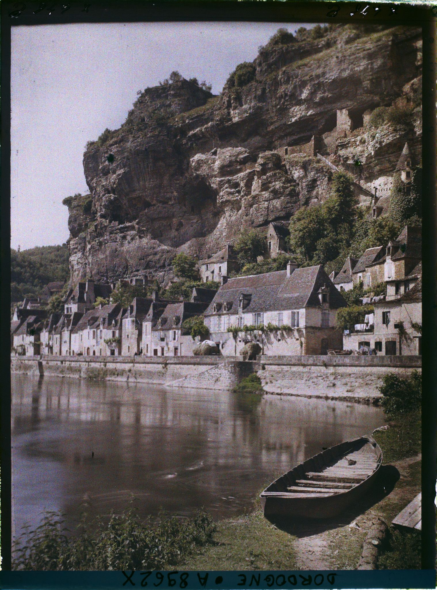Image représentant France, Domme, La Roque Gageac vue de face et d'amont