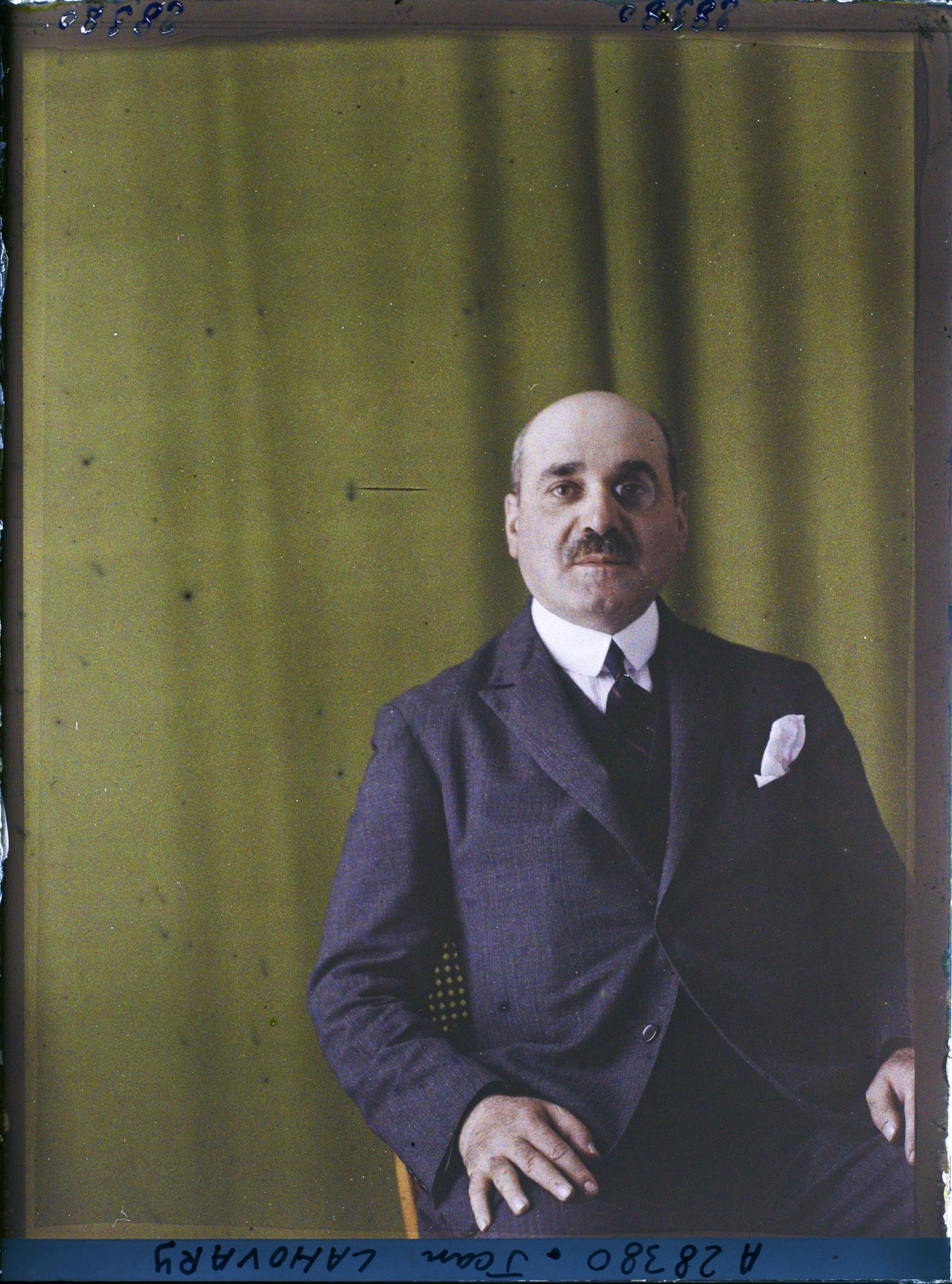 Image représentant Monsieur  https://musee-albert-kahn.s-museum.fr/home/NWQ2OTAwYzNmYjZlZTk1ZWQwODJmMjY4L2dlbmVyaWMtbm90aWNlLXRhYi9hdXRob3JpdHkvNjE3YTc5ZjVjZjhiODk2OGIzMzM3ZDIx/5d6900c3fb6ee95ed082f268/generic-notice-tab/authority/617a79ebcf8b8968b33370a0 Jean Lahovary