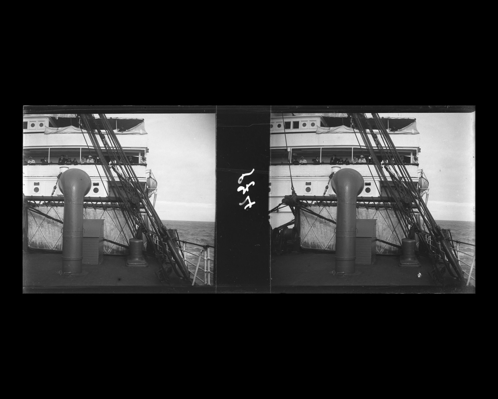 Image représentant Passagers des 1eres classes regardant vers le pont avant du navire