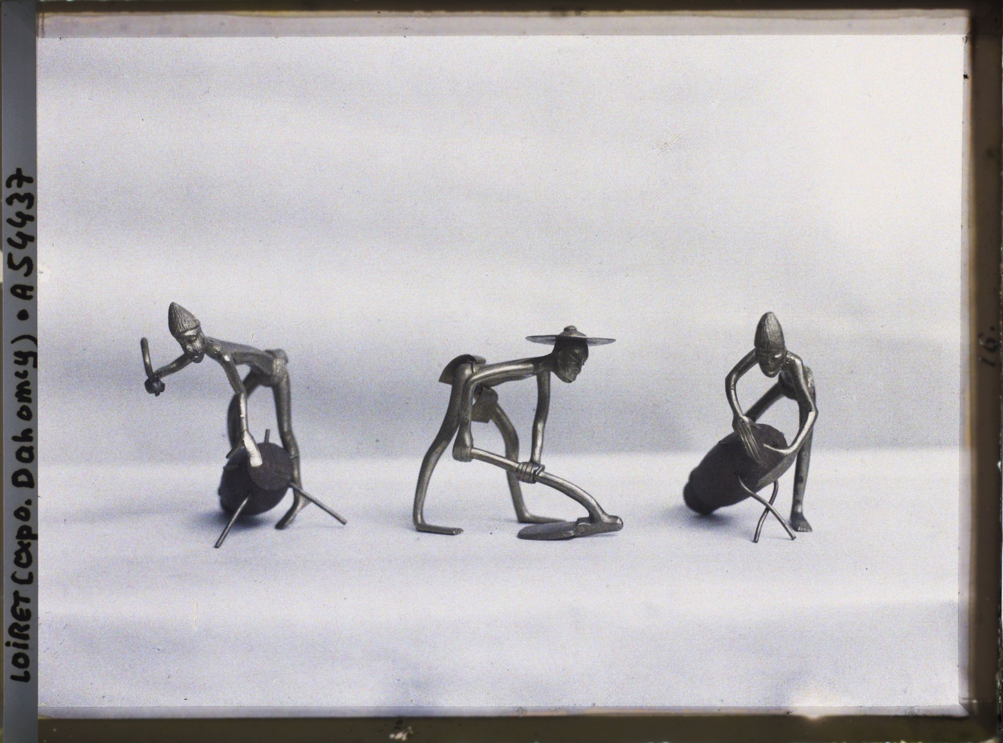 Image représentant Exposition d'art africain, figurines de musiciens et cultivateur