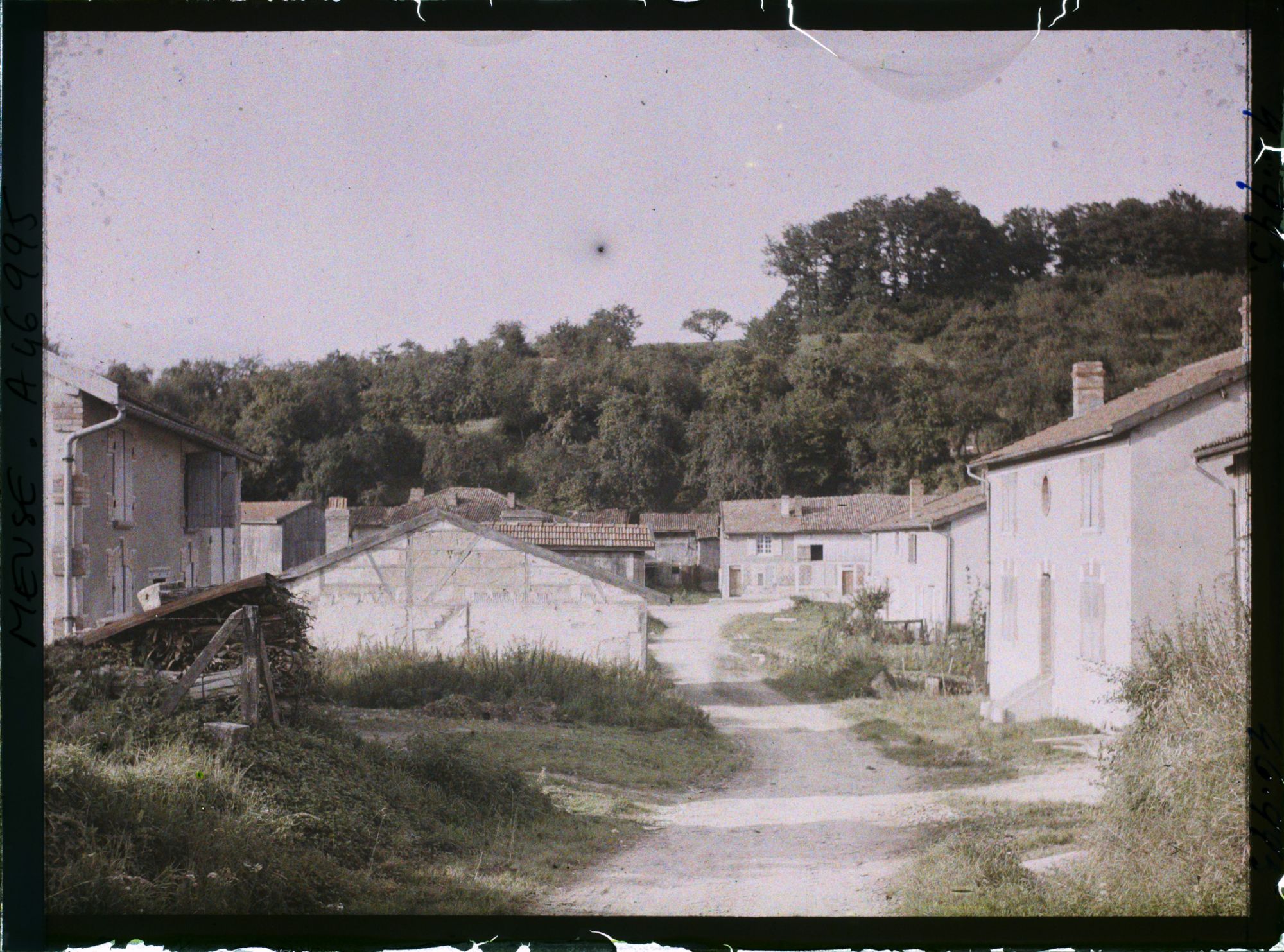 Image représentant France, La Chalade 392 h - Meuse, Le bas du village