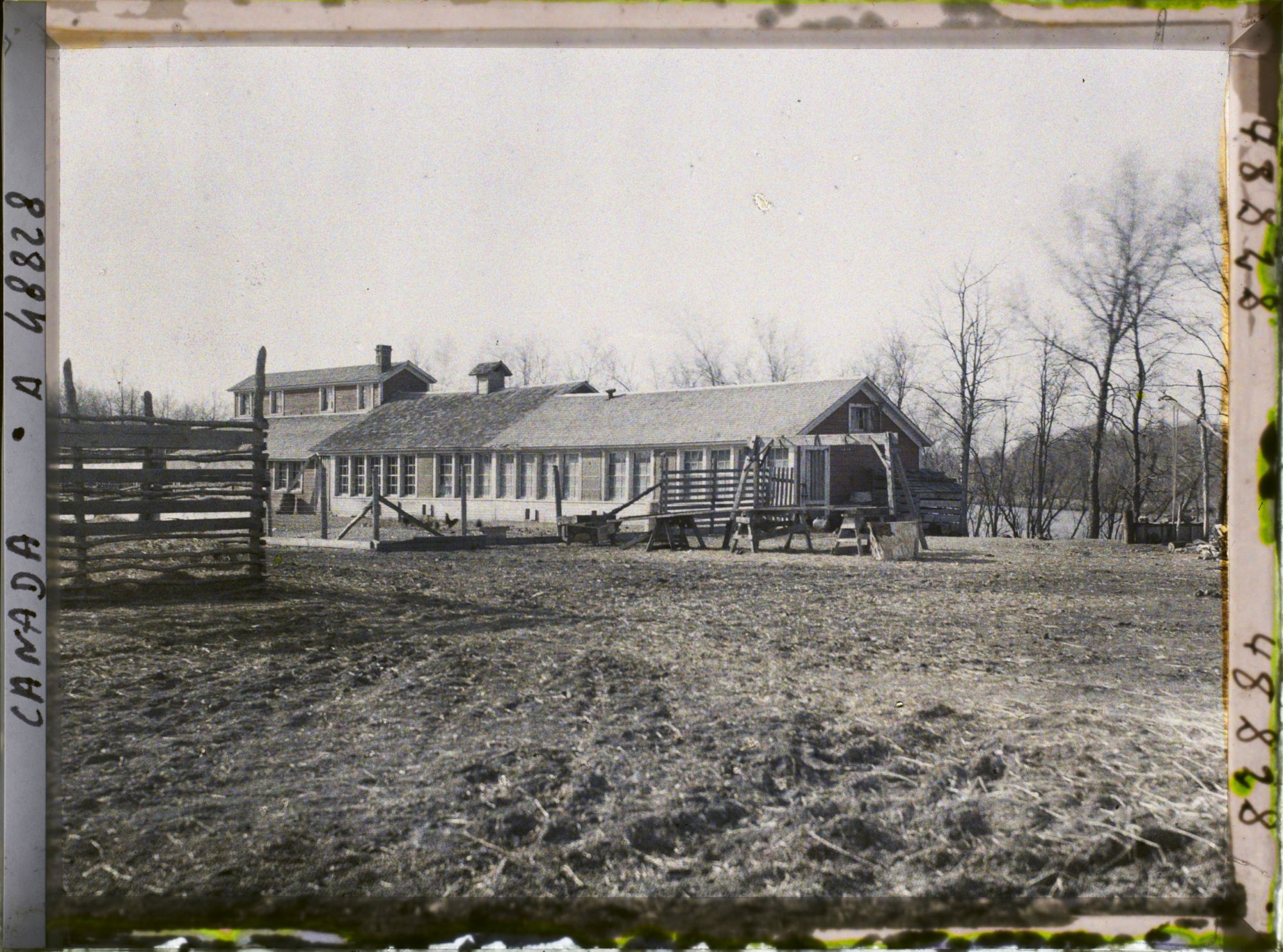 Image représentant Canada, St François Xavier, Une ferme: porcherie et poulailler