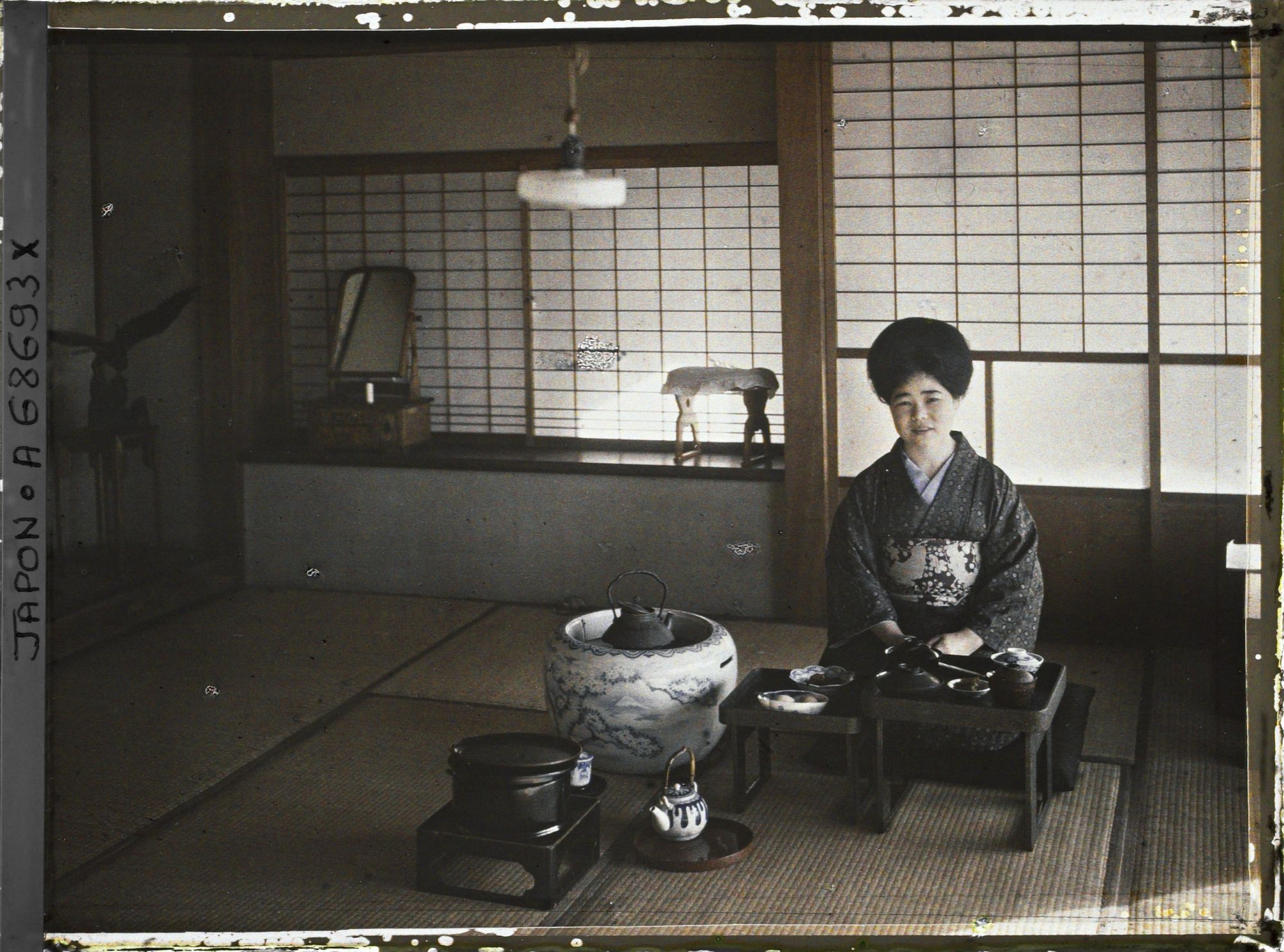 Image représentant Servante préparant le thé à l'intérieur d'une auberge