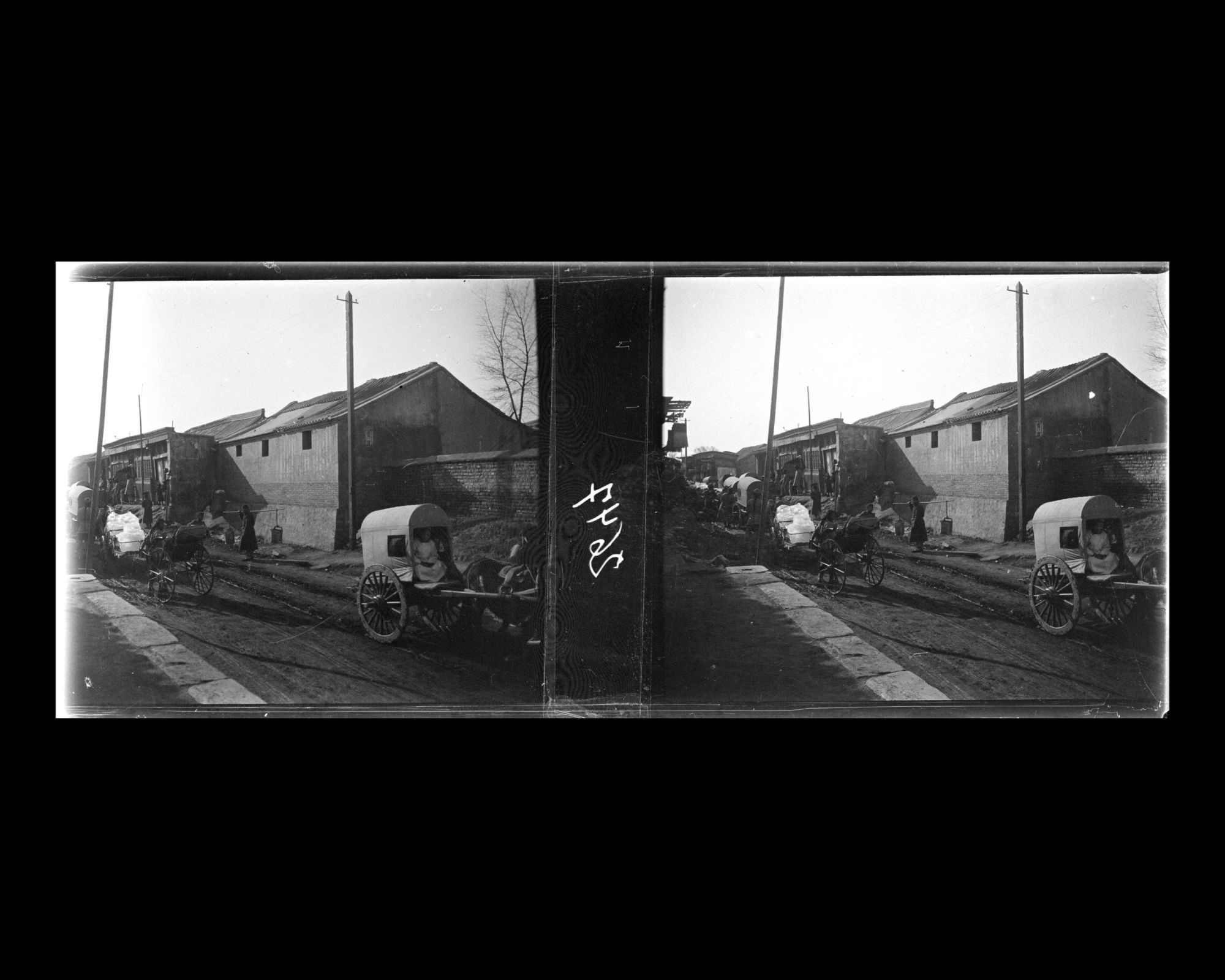 Image représentant Un cortège funéraire de trente-deux porteurs sur Deshengmen dajie ("avenue de la Porte des Vertus Triomphantes") dans la ville tartare ouest