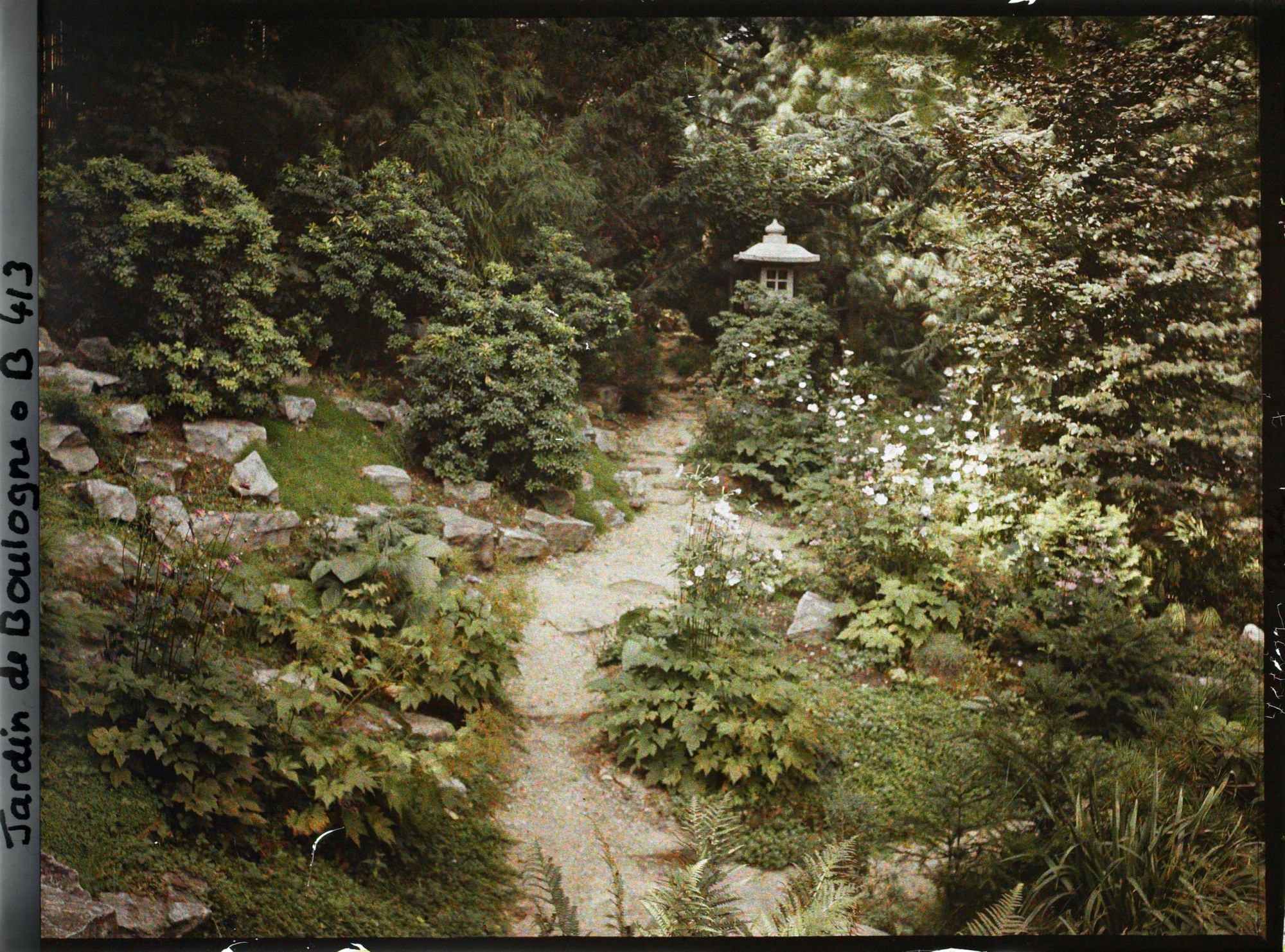 Image représentant Lanterne et éboulis au bord d'un chemin du " sanctuaire japonais ", non loin du temple shinto