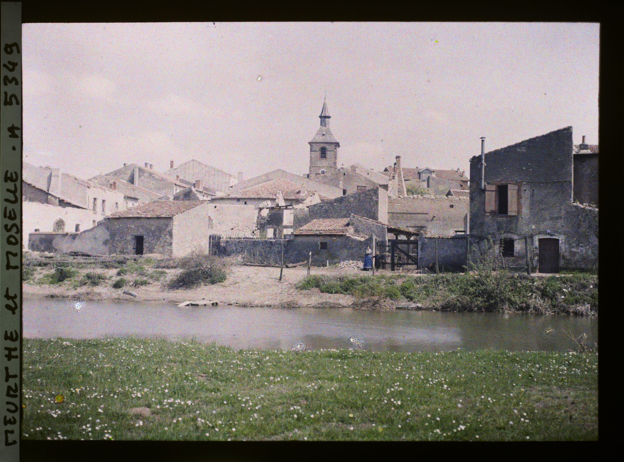Image représentant France, Crévic, L'ensemble du Village et la rivière au 1er plan