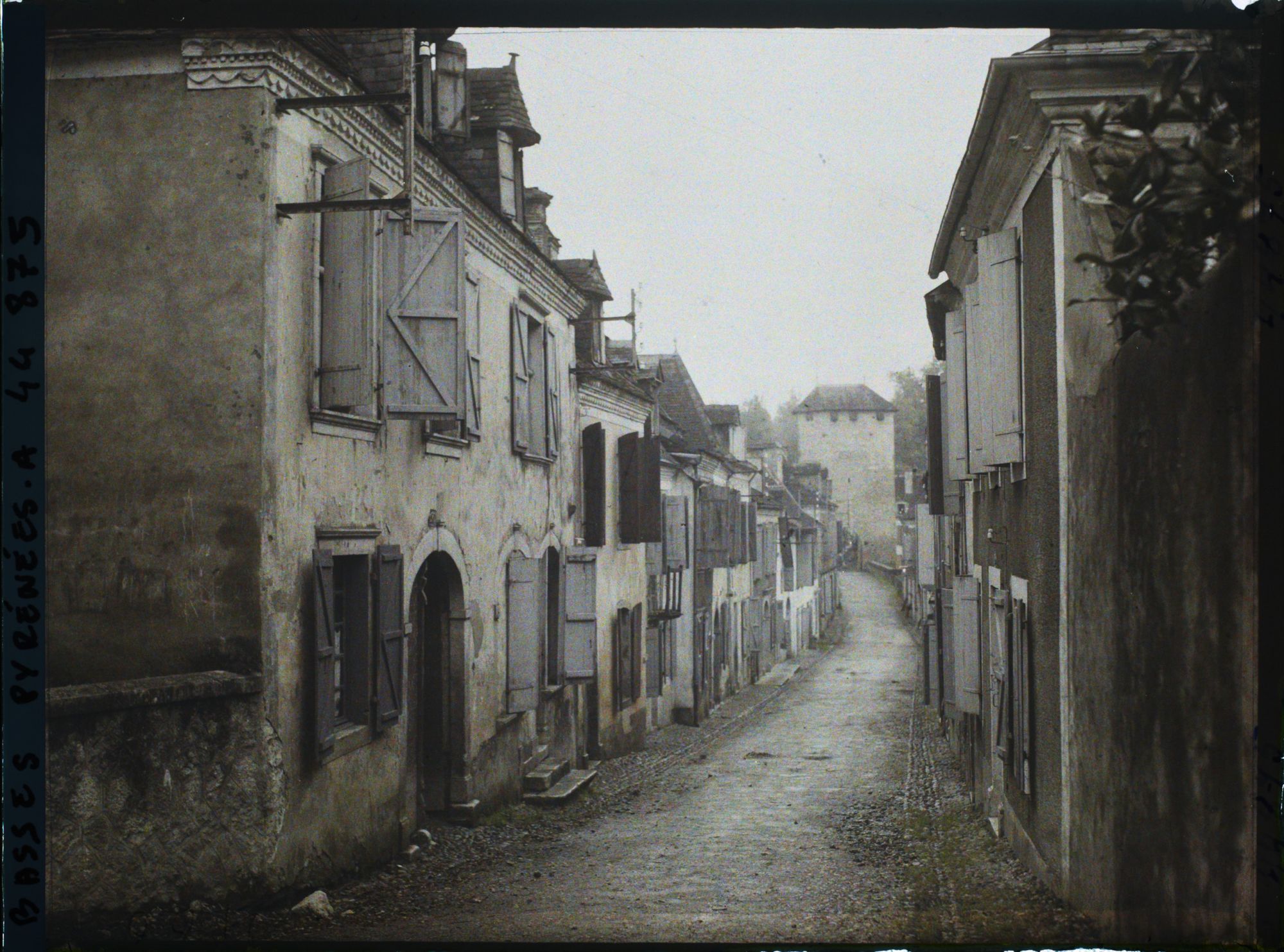 Image représentant France, Orthez, La rue du Pont (maisons à entablements sculptés)