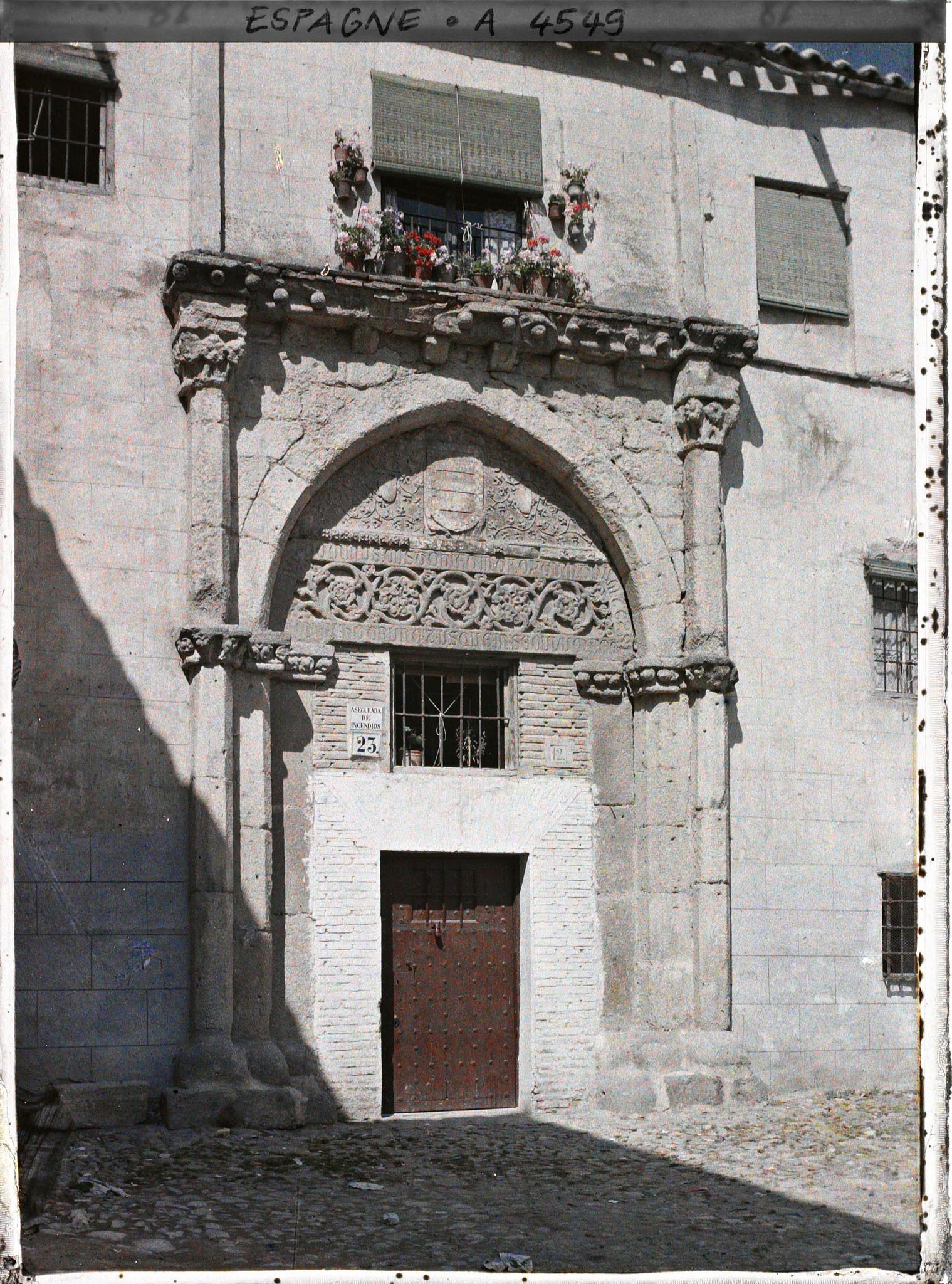 Image représentant Espagne, Tolède, Une porte de Tolède, Plaza de la Ciudad